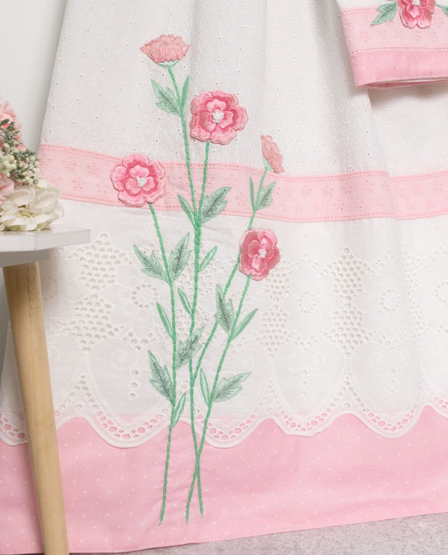 White Hakoba Rida With Hakoba Lace & Floral Work On It