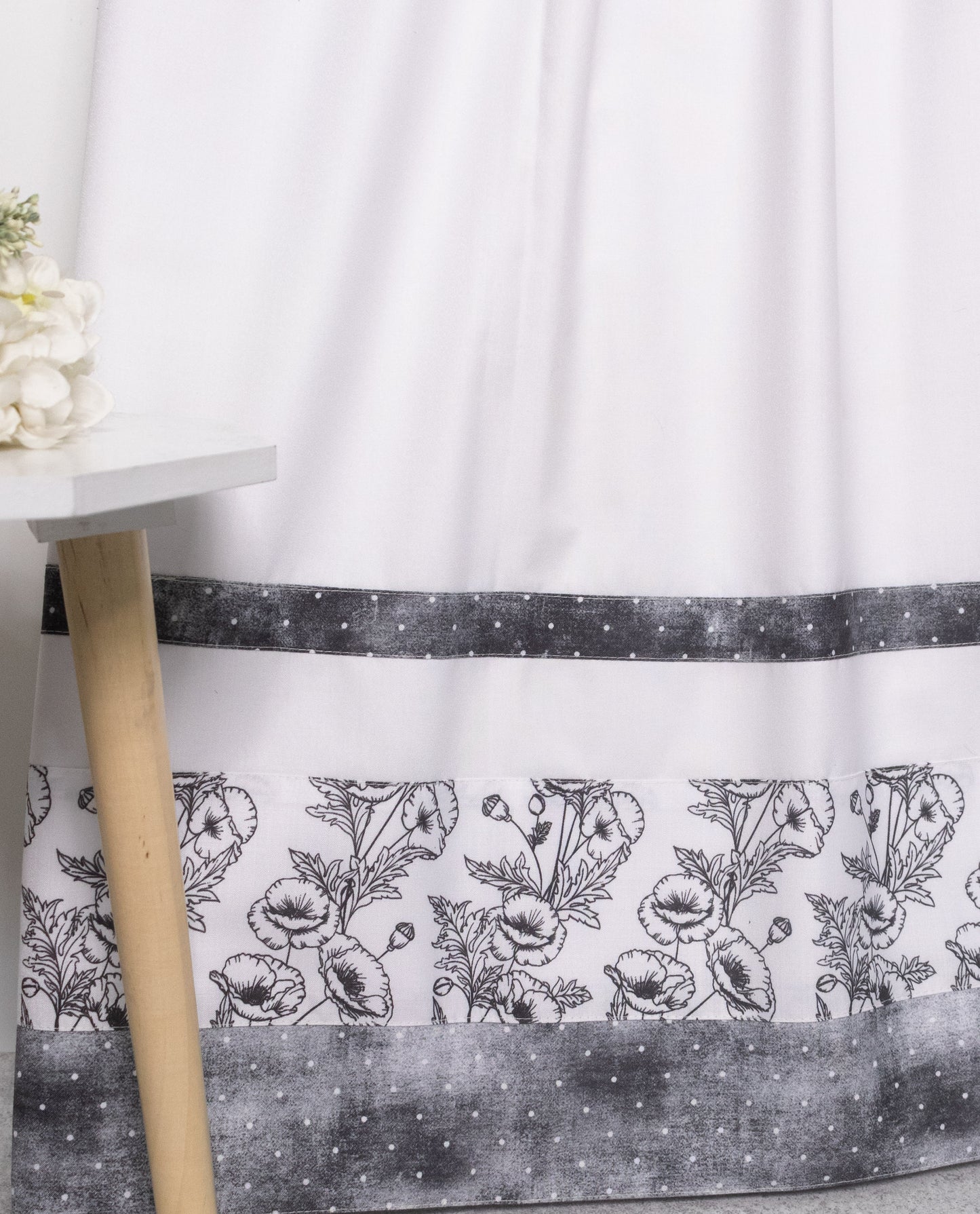 White Ohbat Rida With Smart Floral Panel