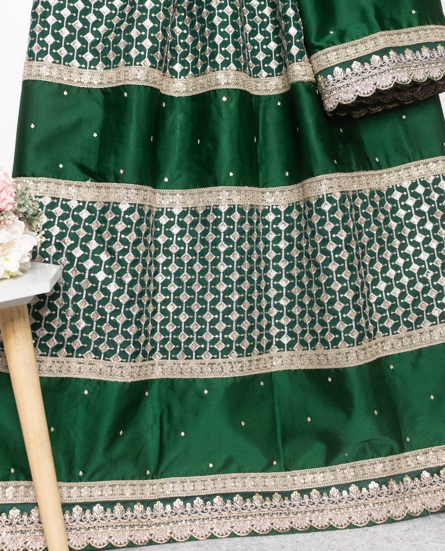 Dark Green Rida With Heavy Look Golden Laces & All Over Tikri