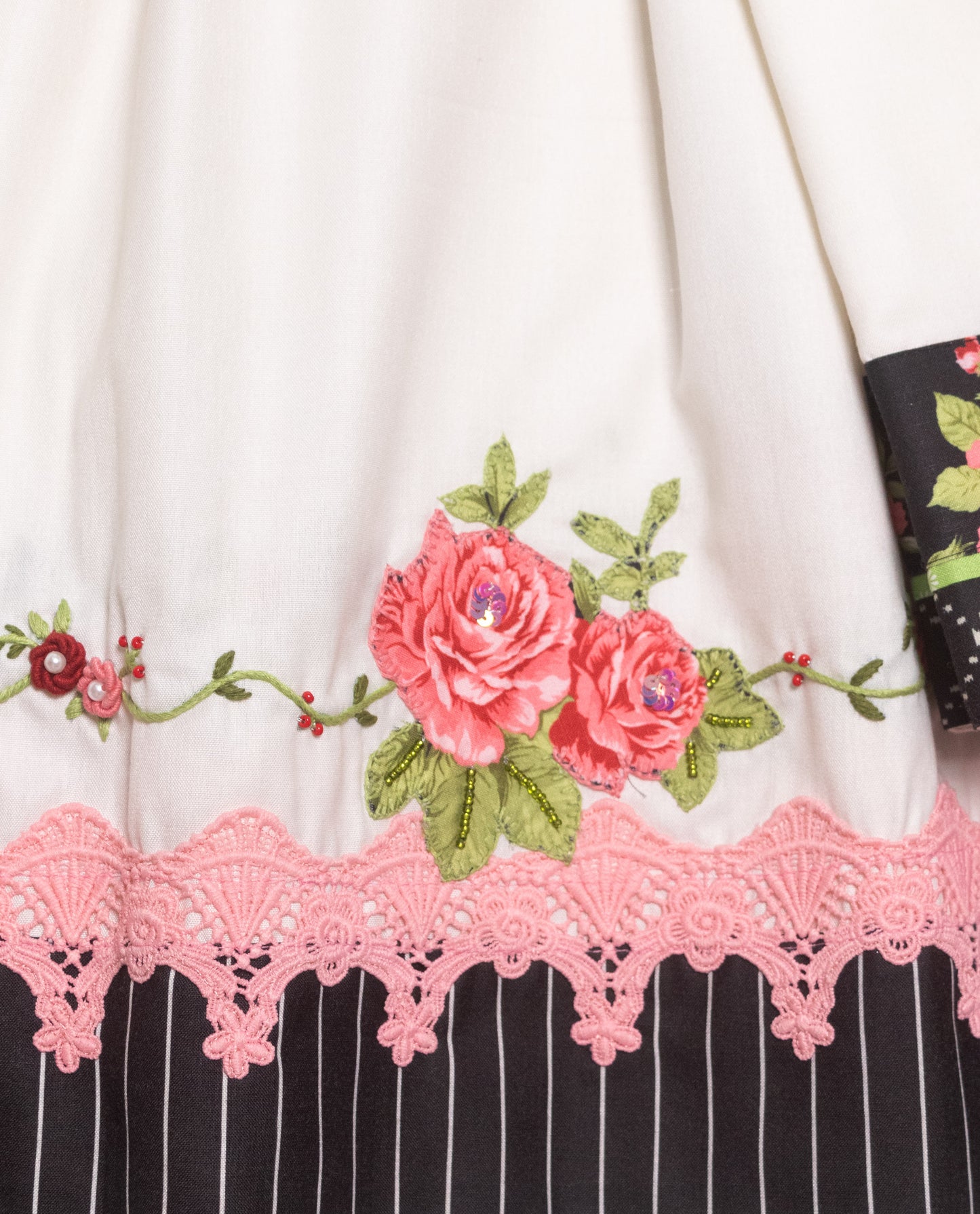 White Rida With Smart Rose Printed Panel & Floral Applique Work
