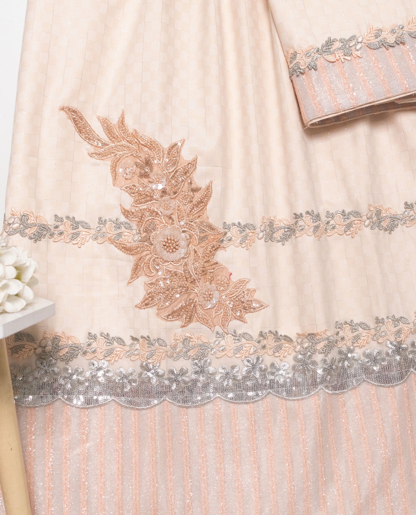 Creamy Rida With Heavy Look Lace Panel & Floral Aari Bunch