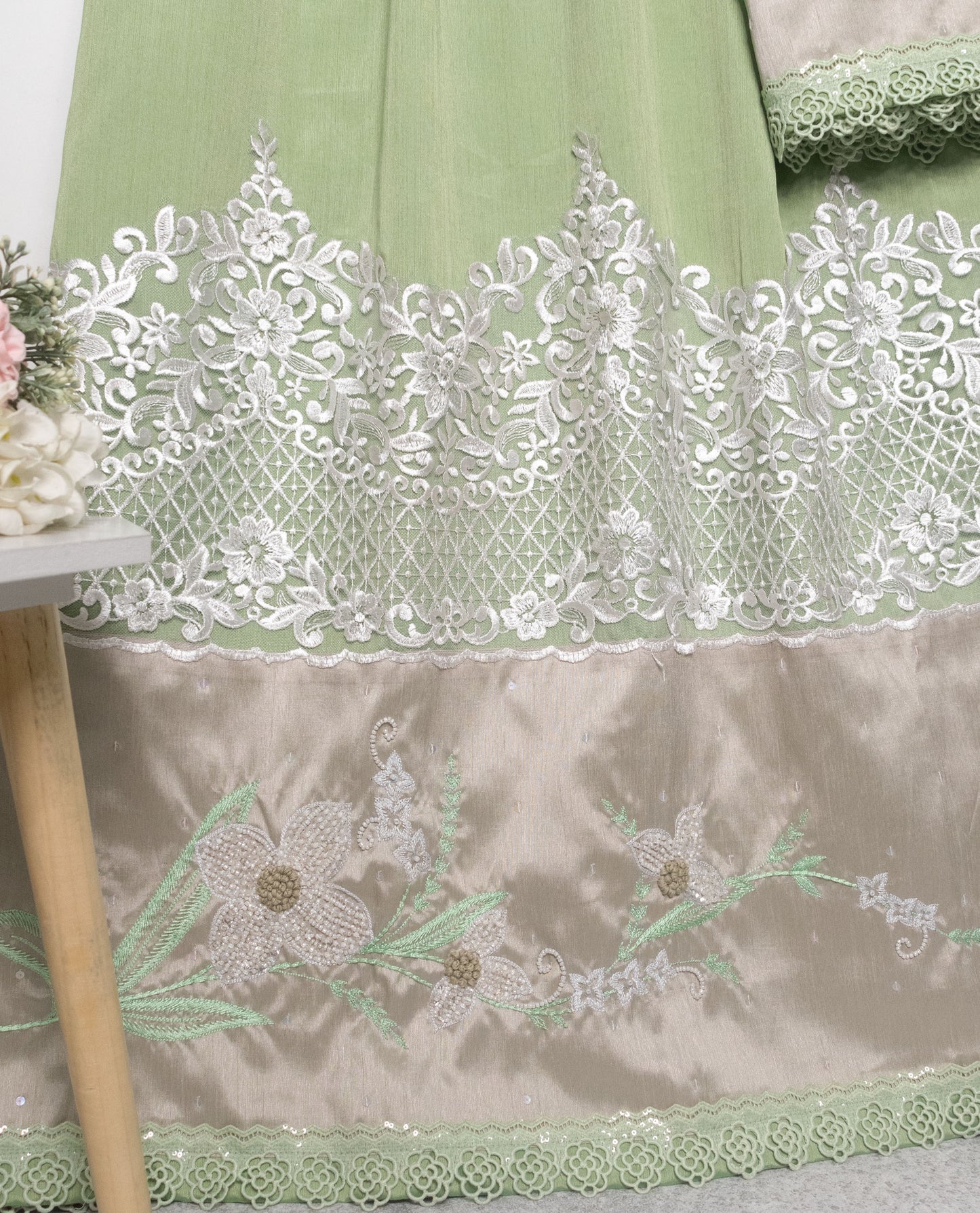 Green Silk Rida With Heavy Look Lace & Panel With Floral Work