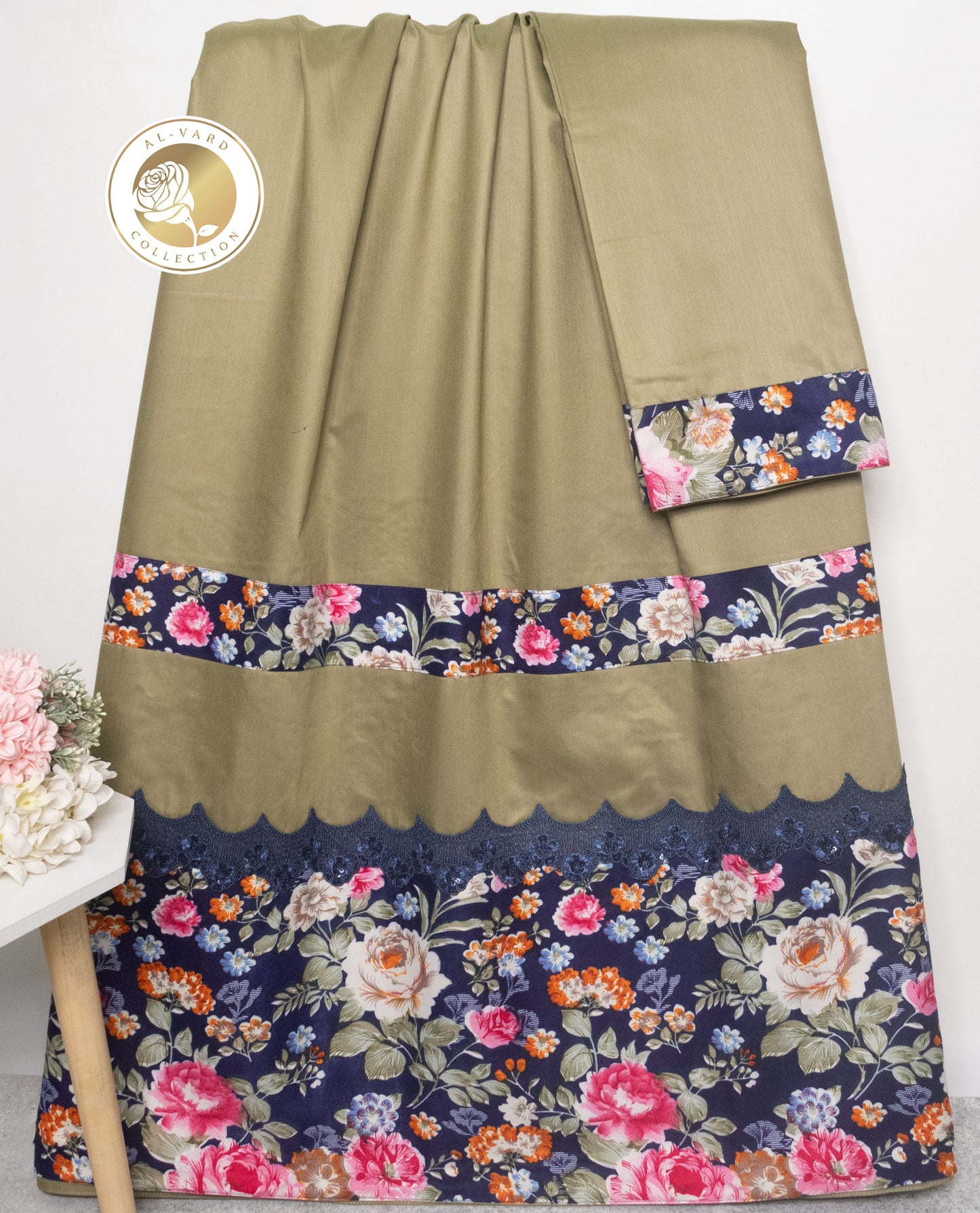 Mehndi Rida With Smart Floral Panel & Dark Lace