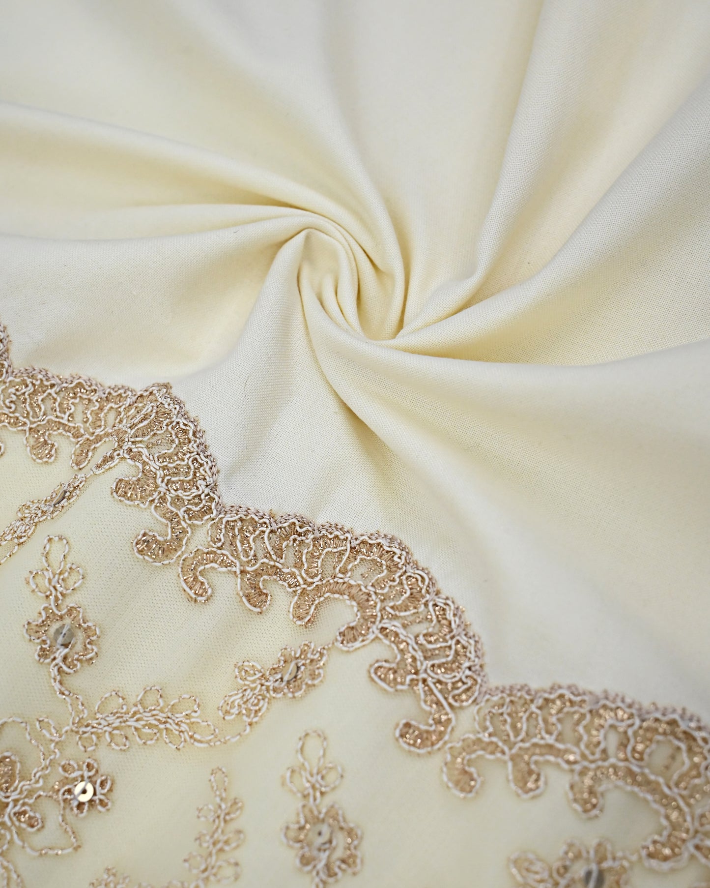 Ivory Cream Rida With Heavy Lace Piece With All Over Aari Touch Up