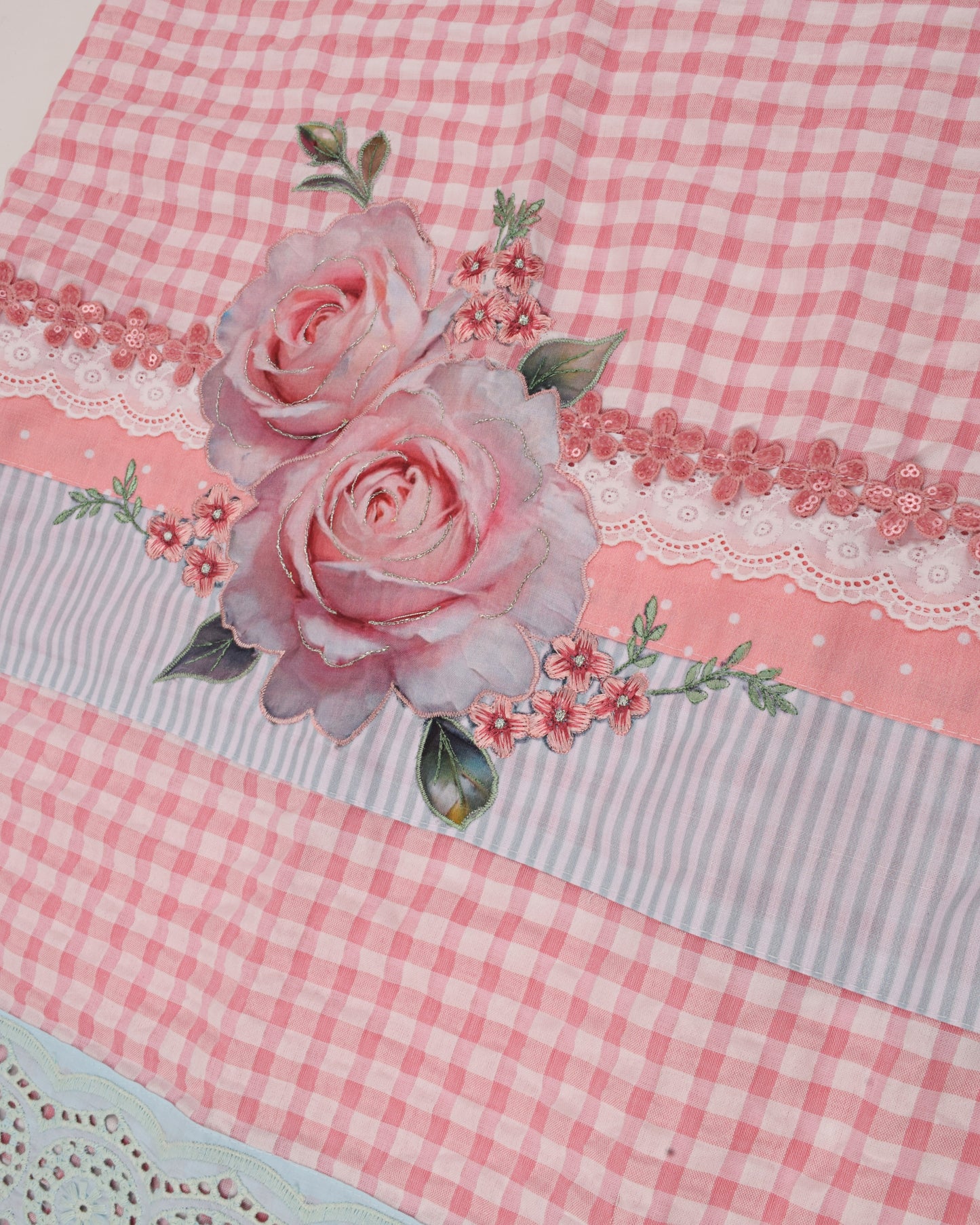 Original Checks Popcorn Rida With Lace & Rose Applique Work On It