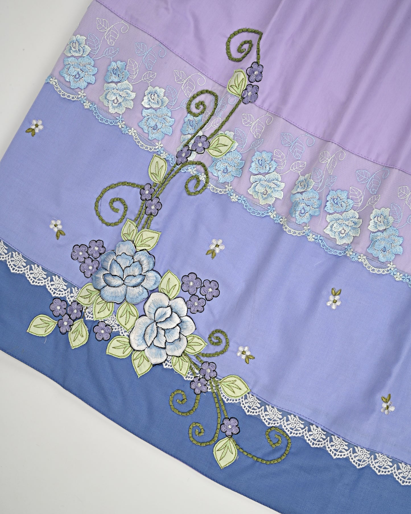Lavender Rida With Smart Panel Floral Design Lace & Floral Work