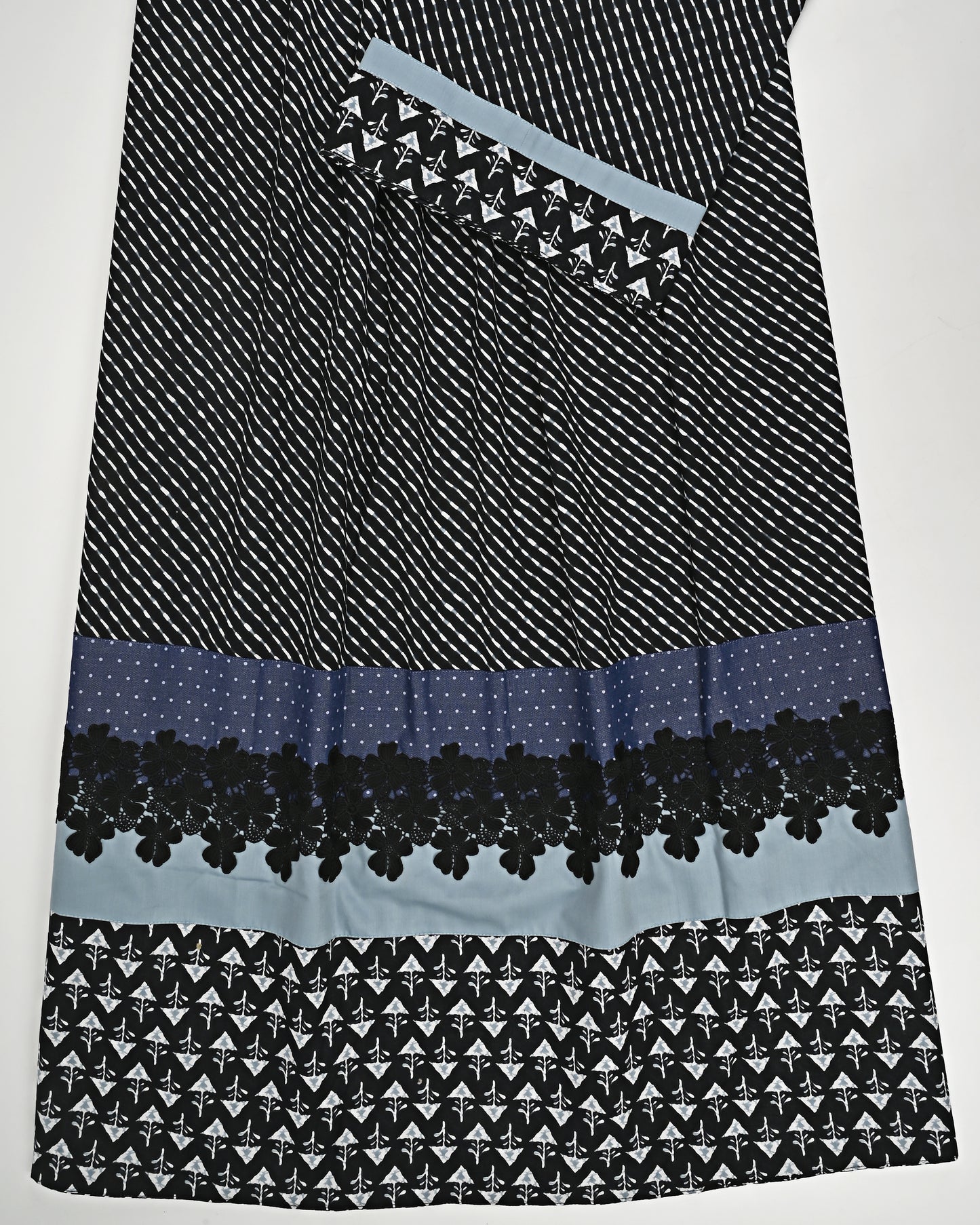 Black & White Print Rida With Smart Batik Panel & Smart Dark Lace