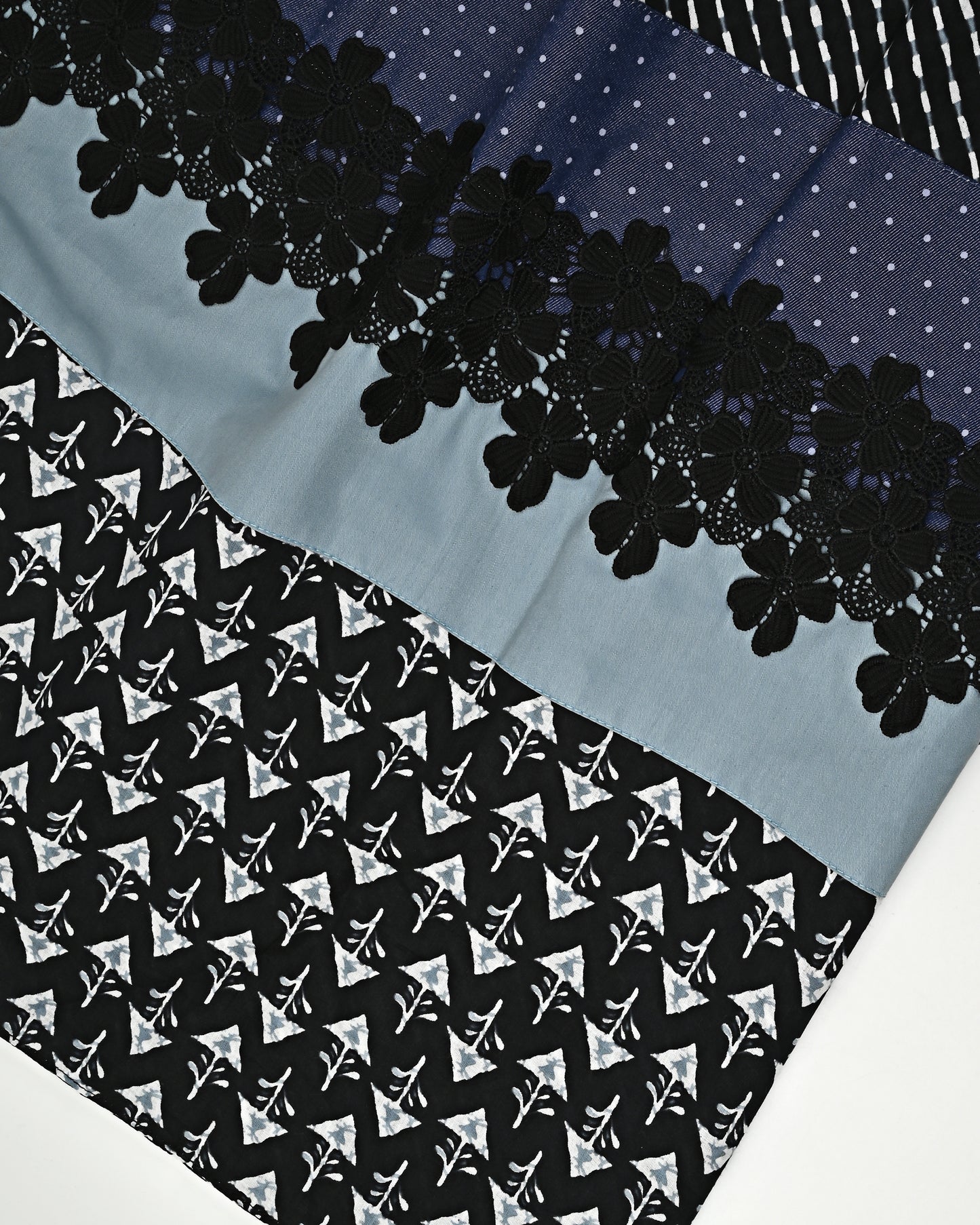 Black & White Print Rida With Smart Batik Panel & Smart Dark Lace