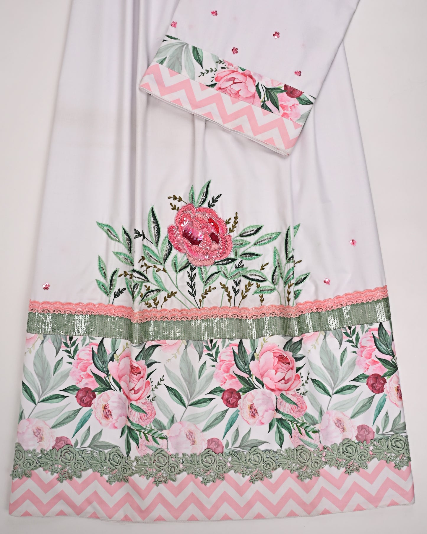 Off White Rida With Smart Floral Panel & Floral Aari Bunch