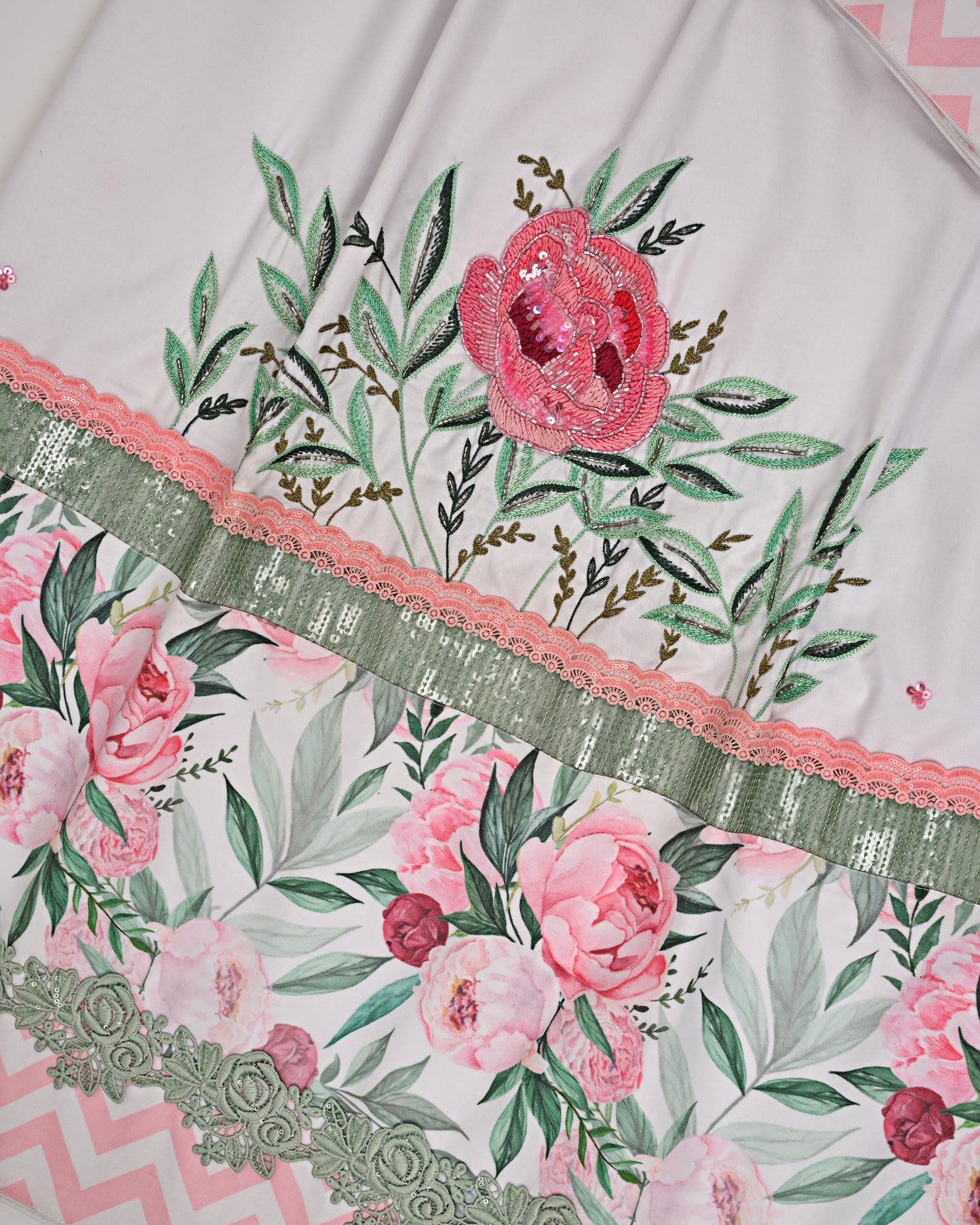 Off White Rida With Smart Floral Panel & Floral Aari Bunch