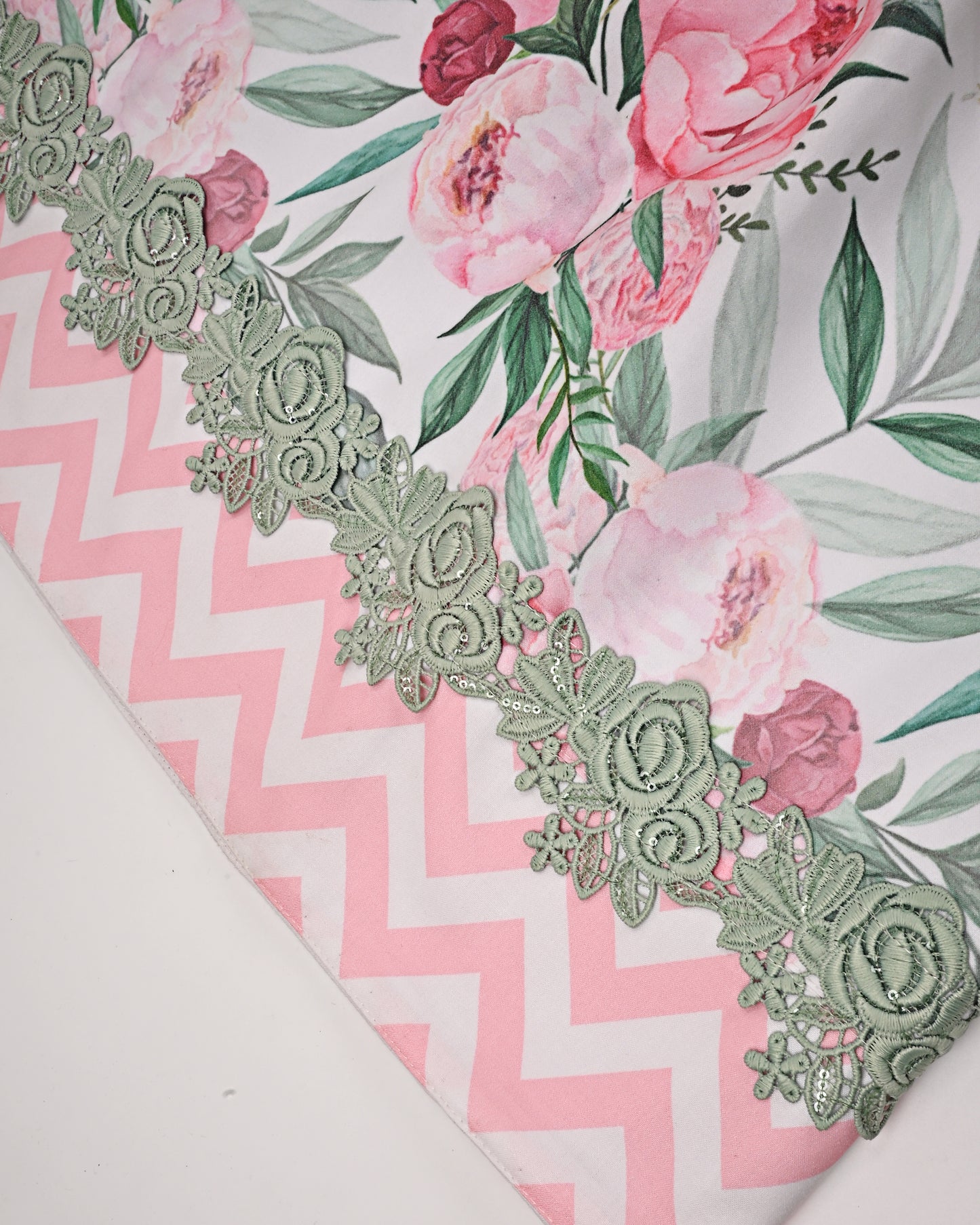 Off White Rida With Smart Floral Panel & Floral Aari Bunch