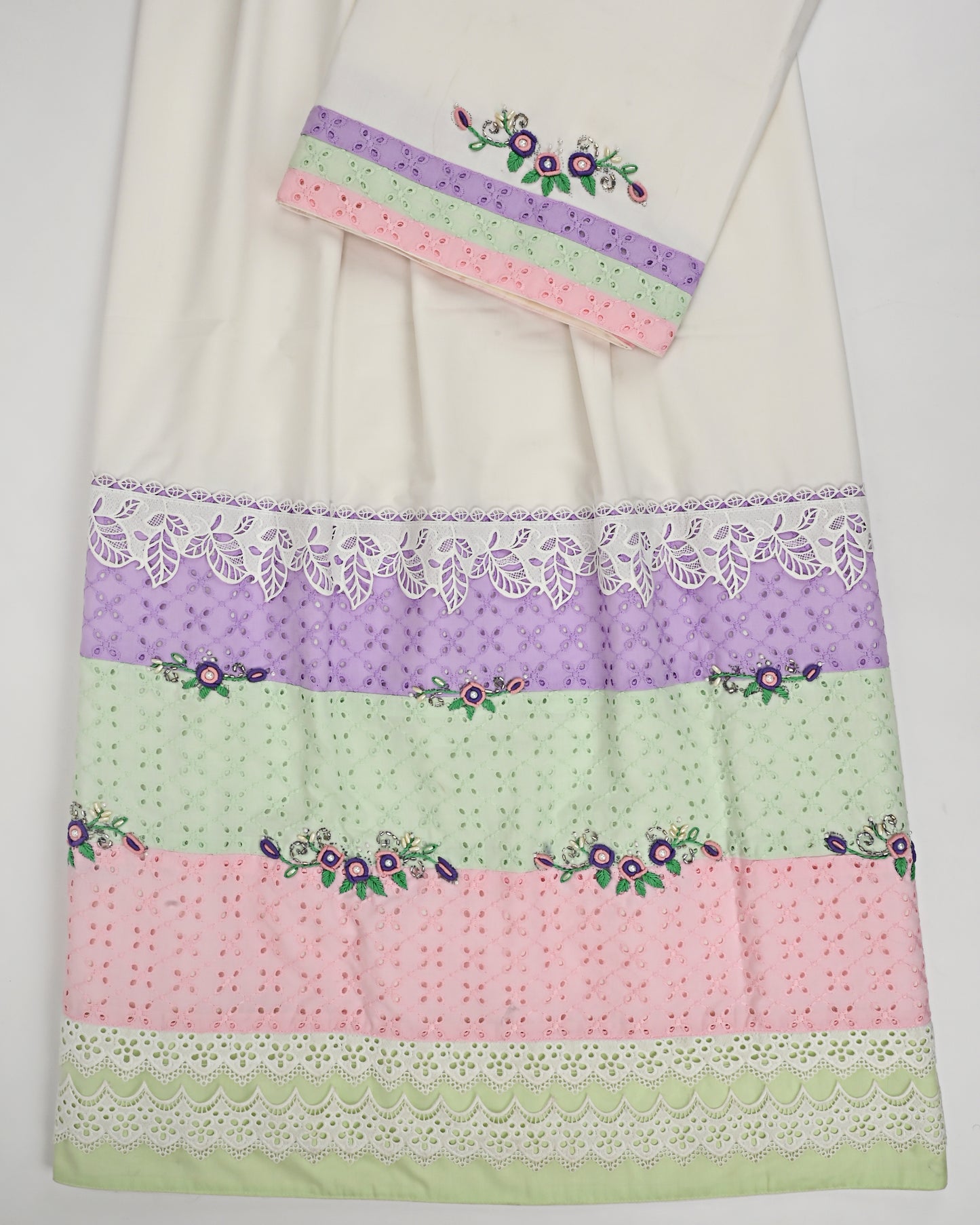 White Rida With Smart Hakoba Panel Lace & Smart Bullion Work