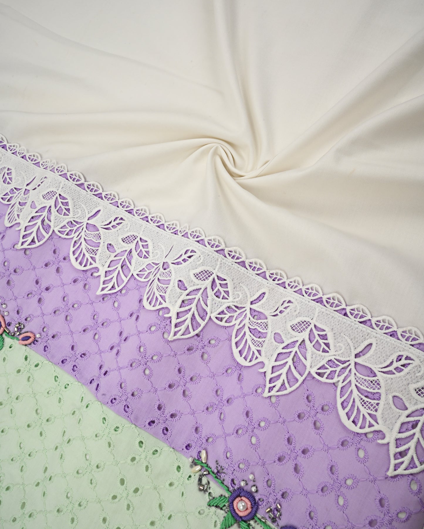 White Rida With Smart Hakoba Panel Lace & Smart Bullion Work