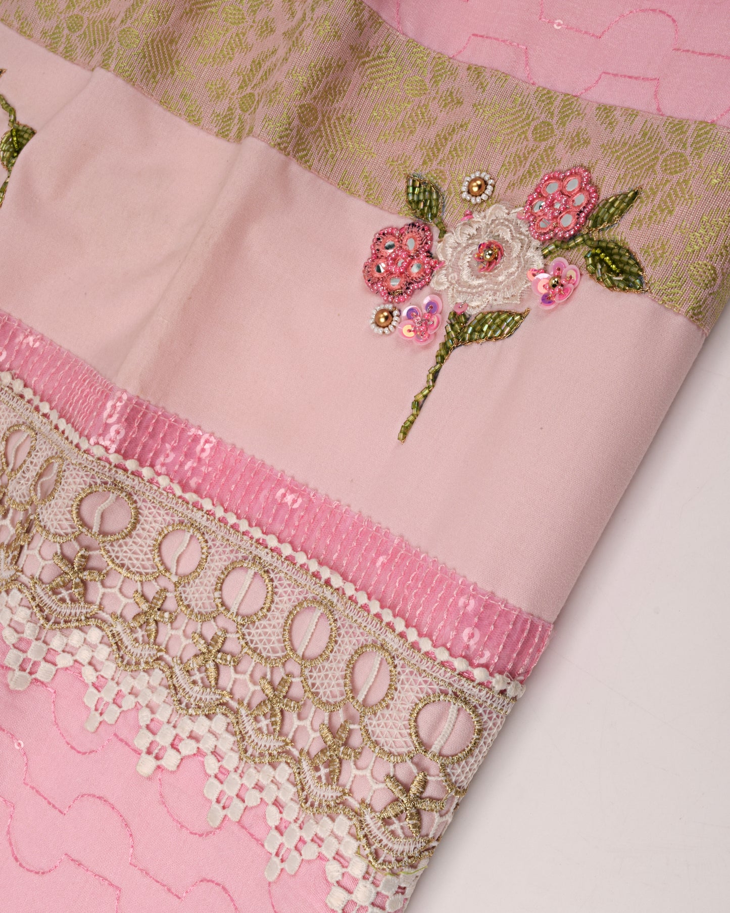 Baby Pink Rida With Smart Panel & Floral Bunch