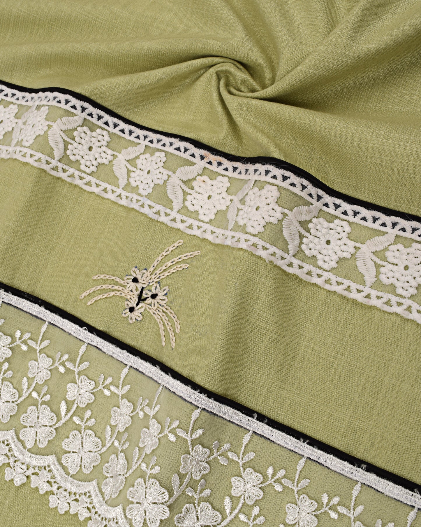 Light Green Rida With Smart Lace & All Over Floral Work