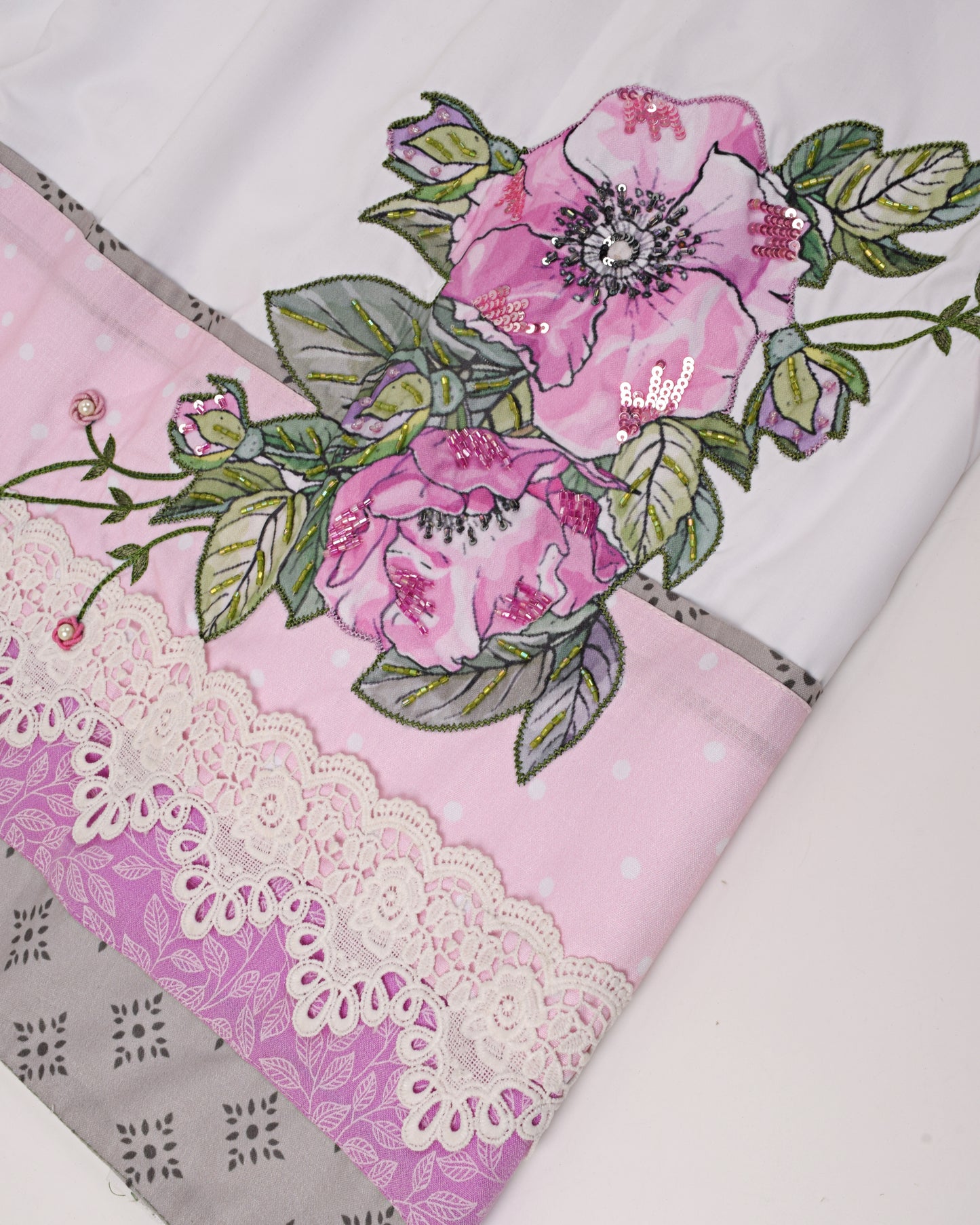 White Base Rida With Floral Applique Work & Smart Lace