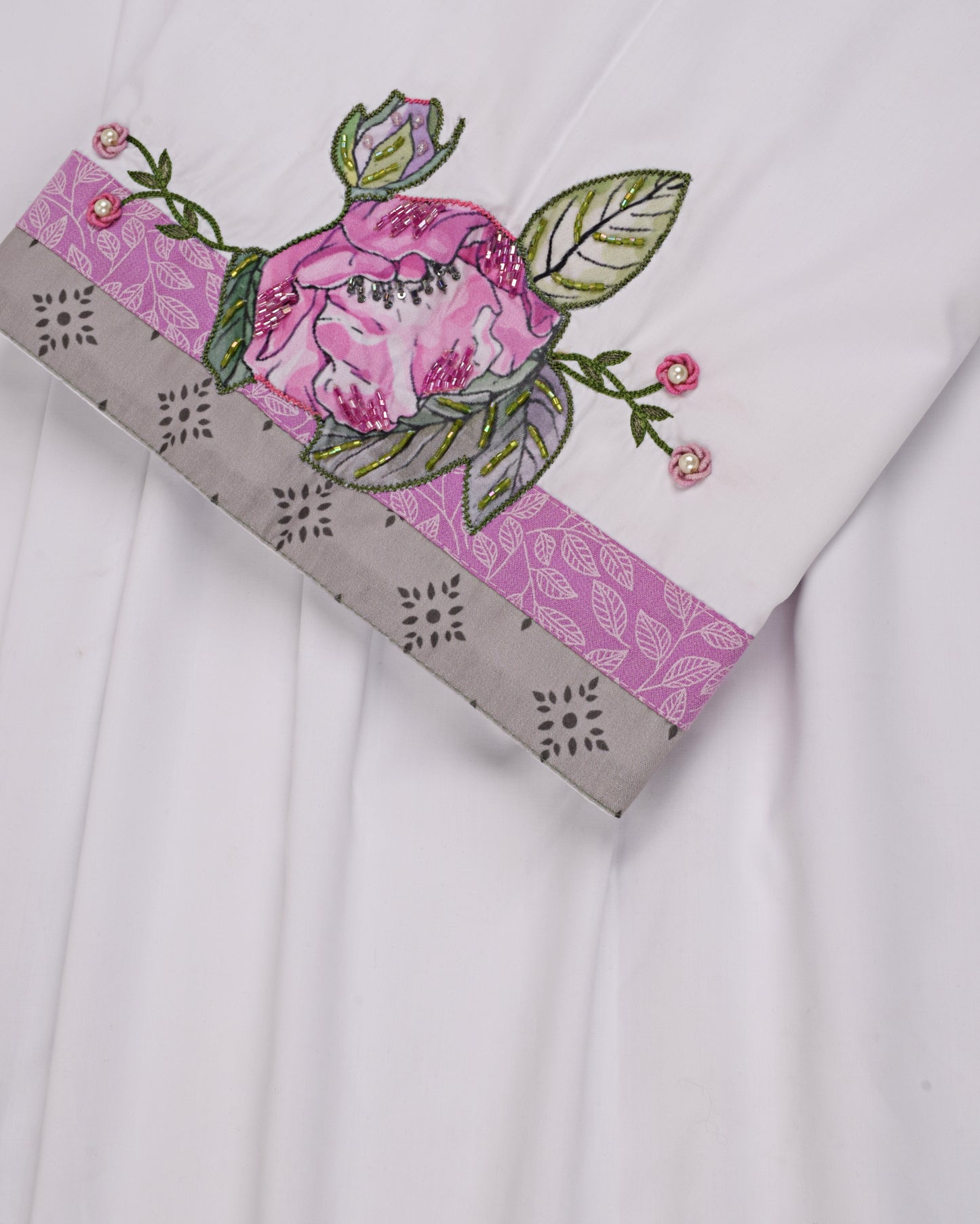 White Base Rida With Floral Applique Work & Smart Lace
