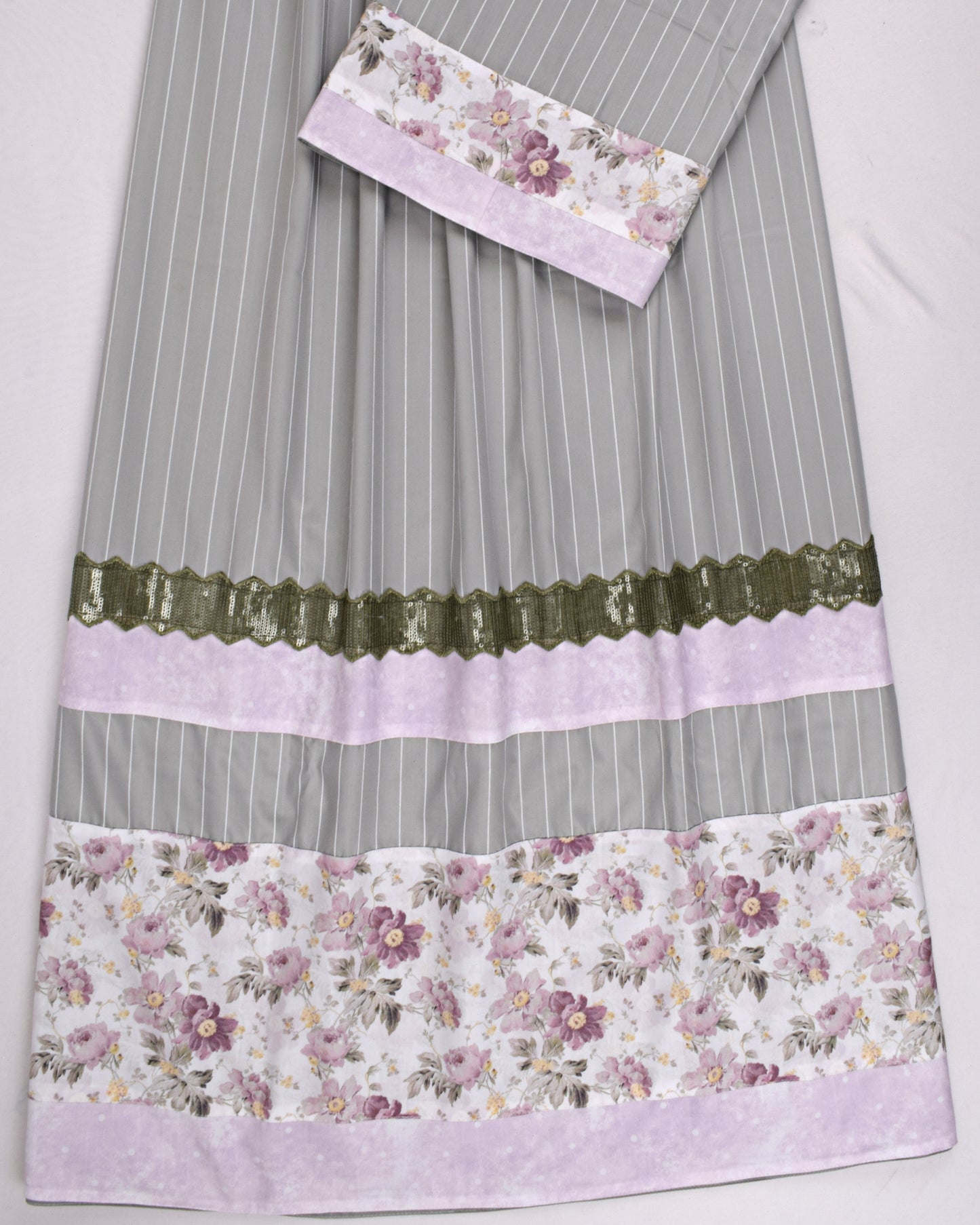 White Based Rida With Heavy Look Colorful Lacing Pattern