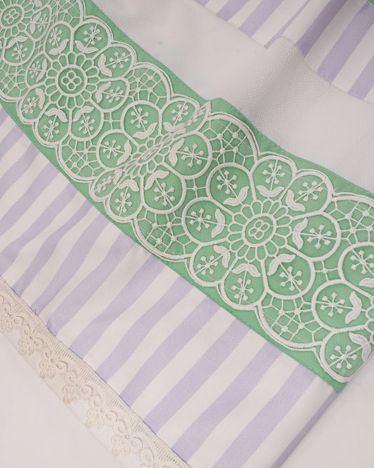 White Rida With Smart Lace Panel & Floral Bunch In Middle