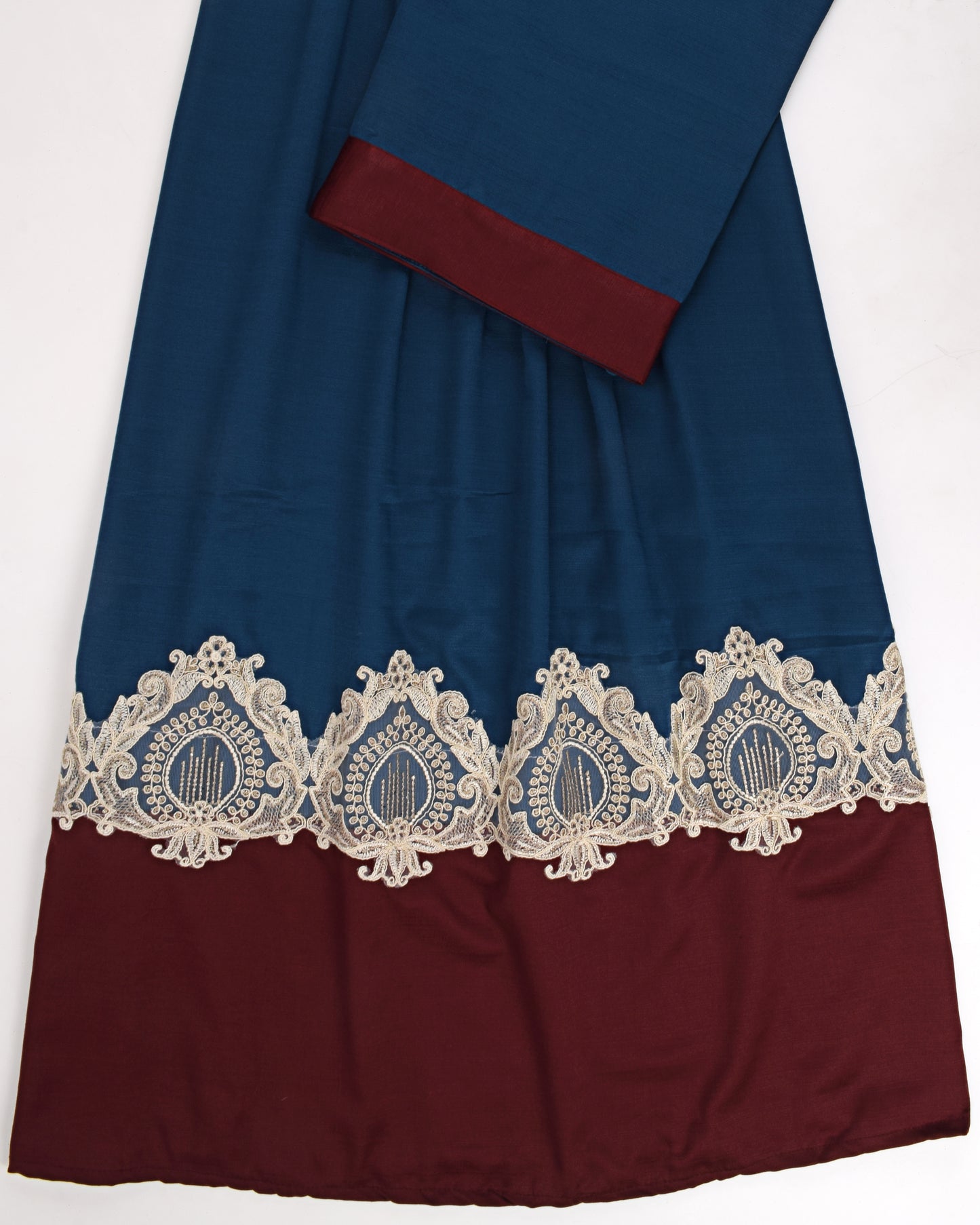 Peacock Green Rida With Smart Maroon Panel & Heavy Look Lace