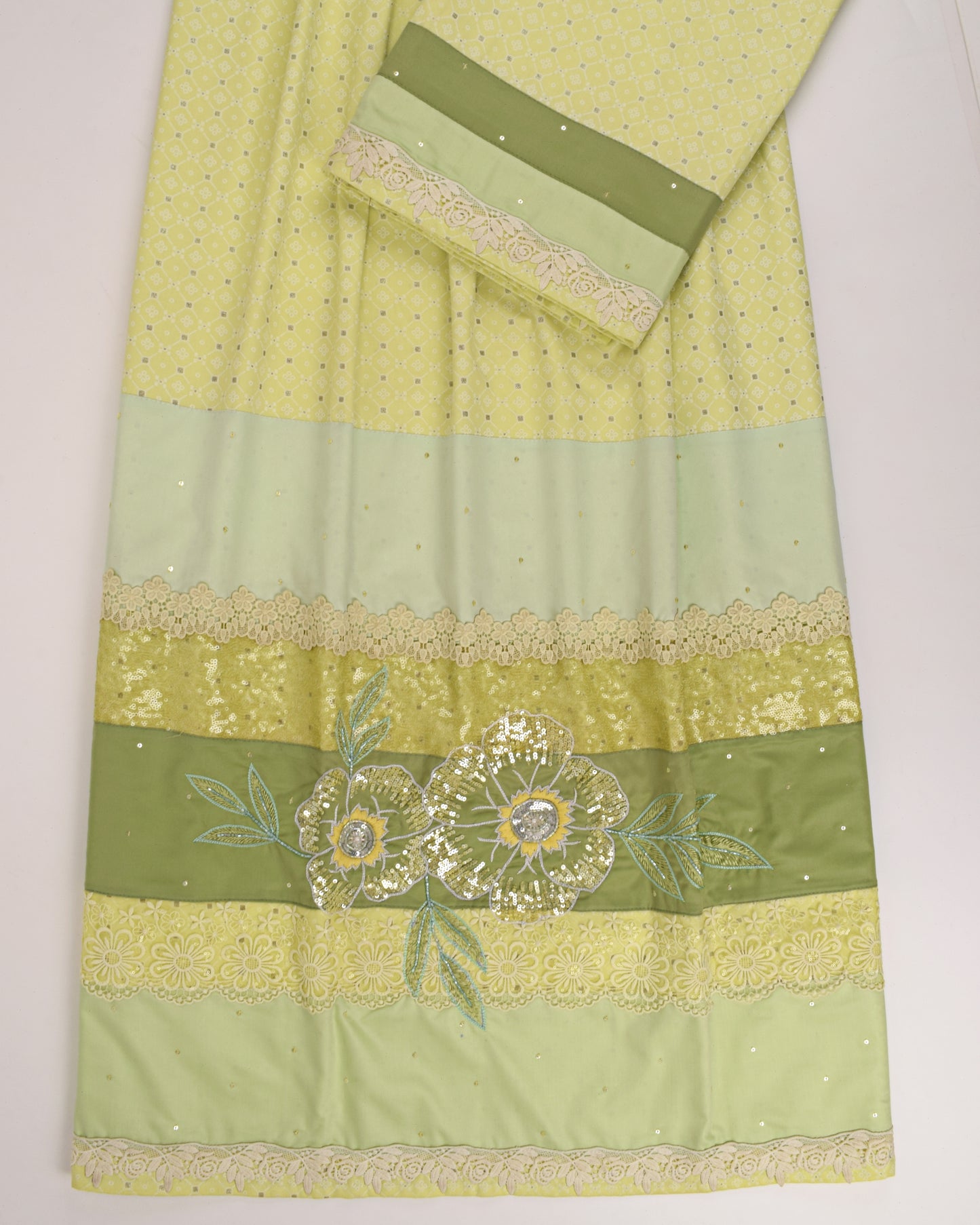 Green Shade Rida With Color Block Pattern & Aari Bunch