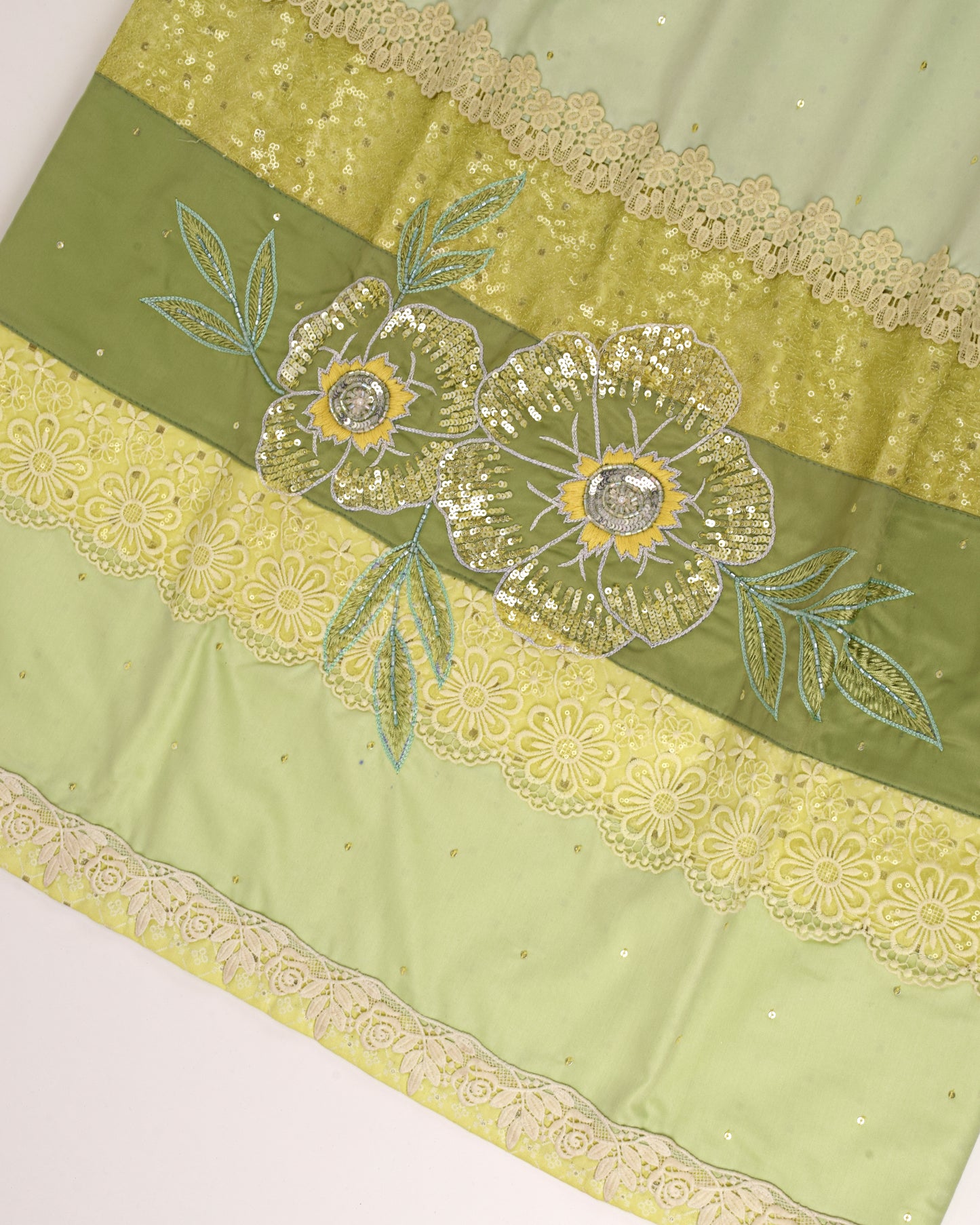 Green Shade Rida With Color Block Pattern & Aari Bunch