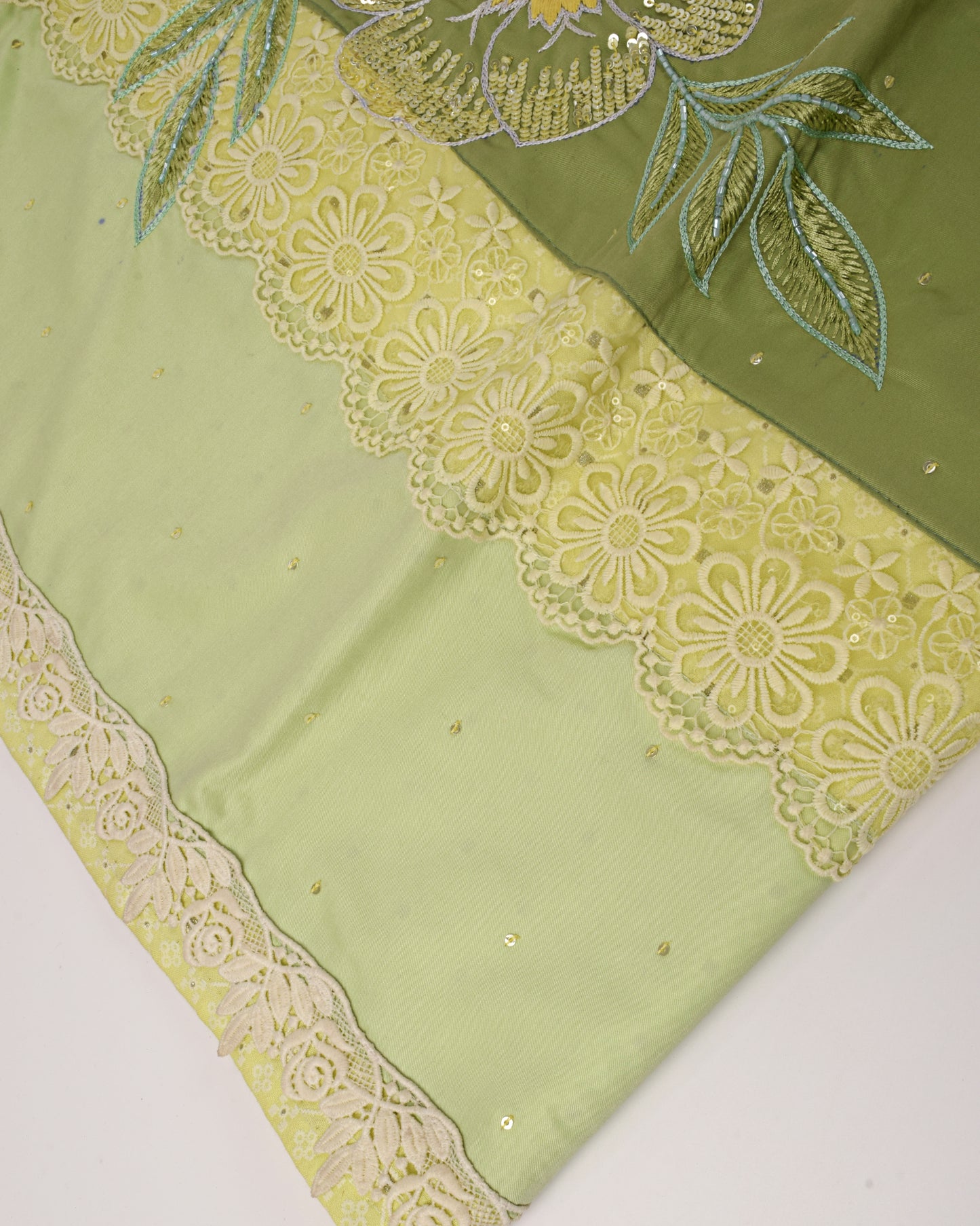 Green Shade Rida With Color Block Pattern & Aari Bunch