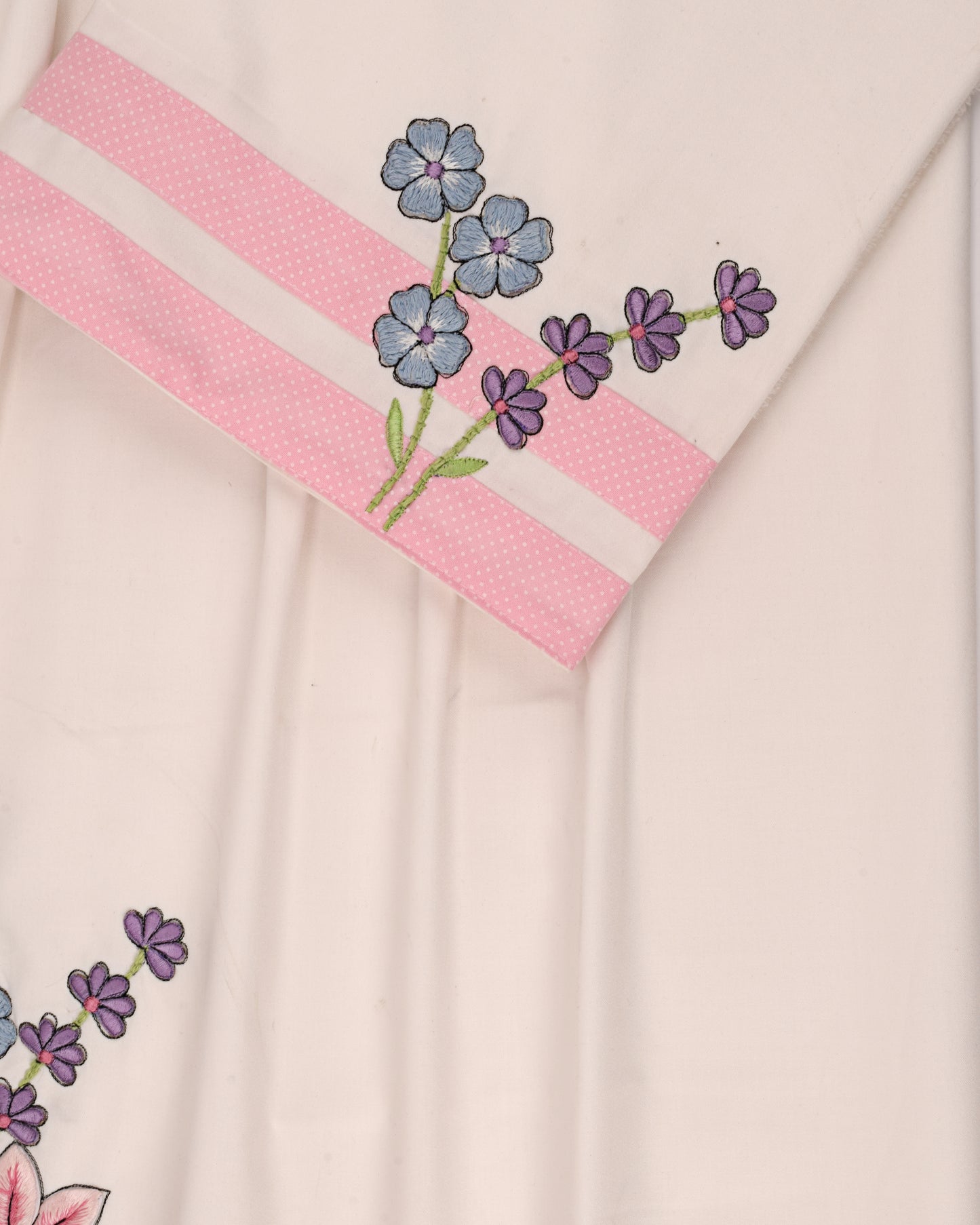 White Rida With Smart Panel Lace & Floral Applique Embroidery Work
