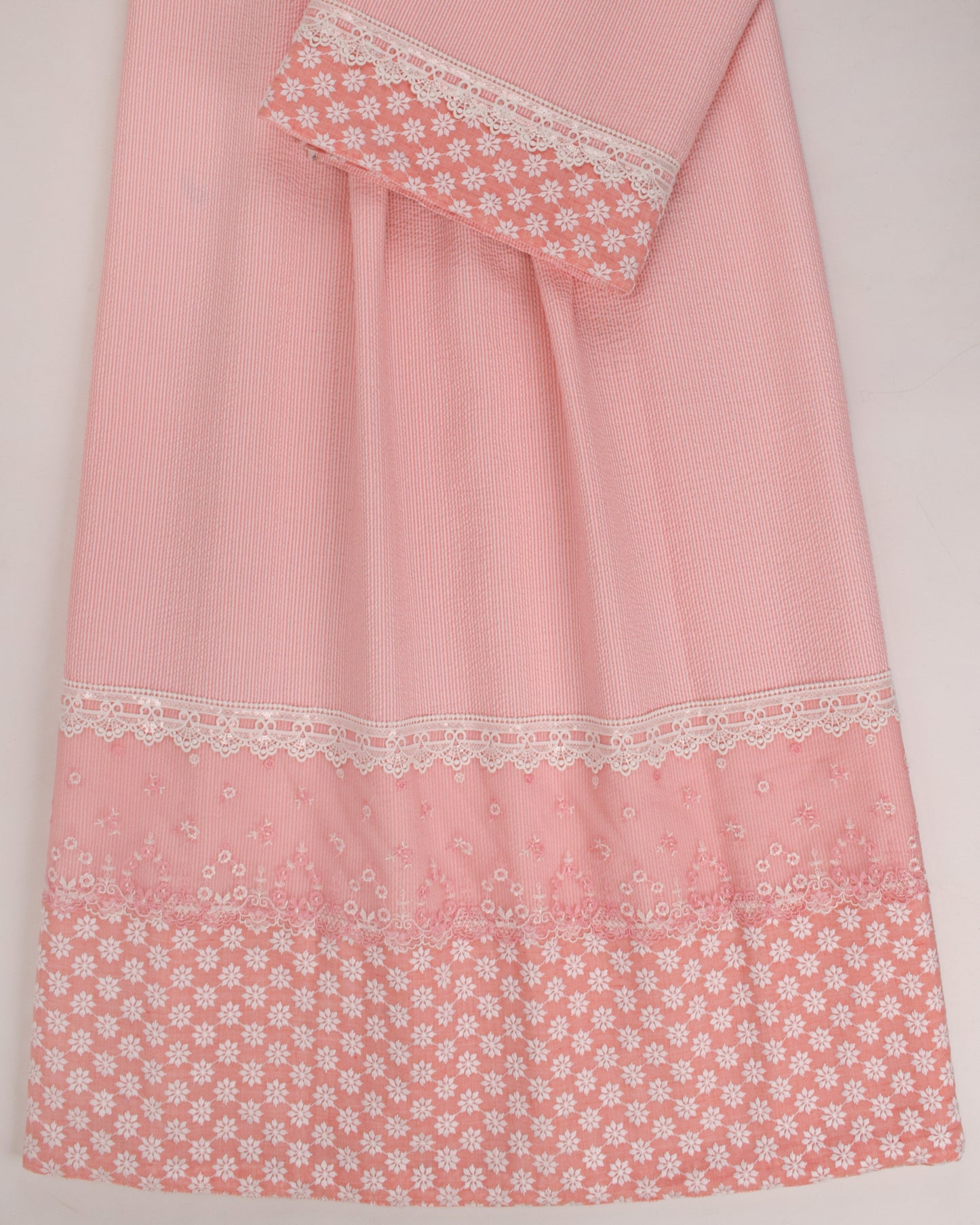 Cream Rida With Smart Lace & Rose Applique Bunch