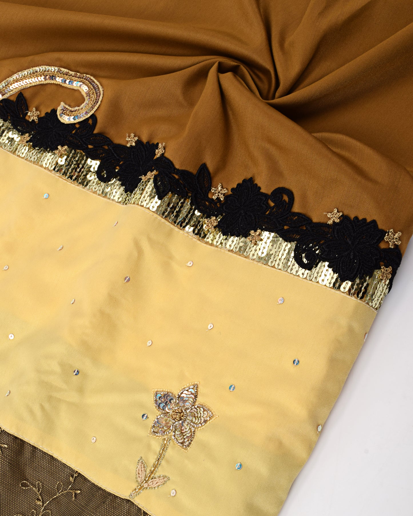 Dark Golden Rida With Smart Lace & Aari Work Bunch