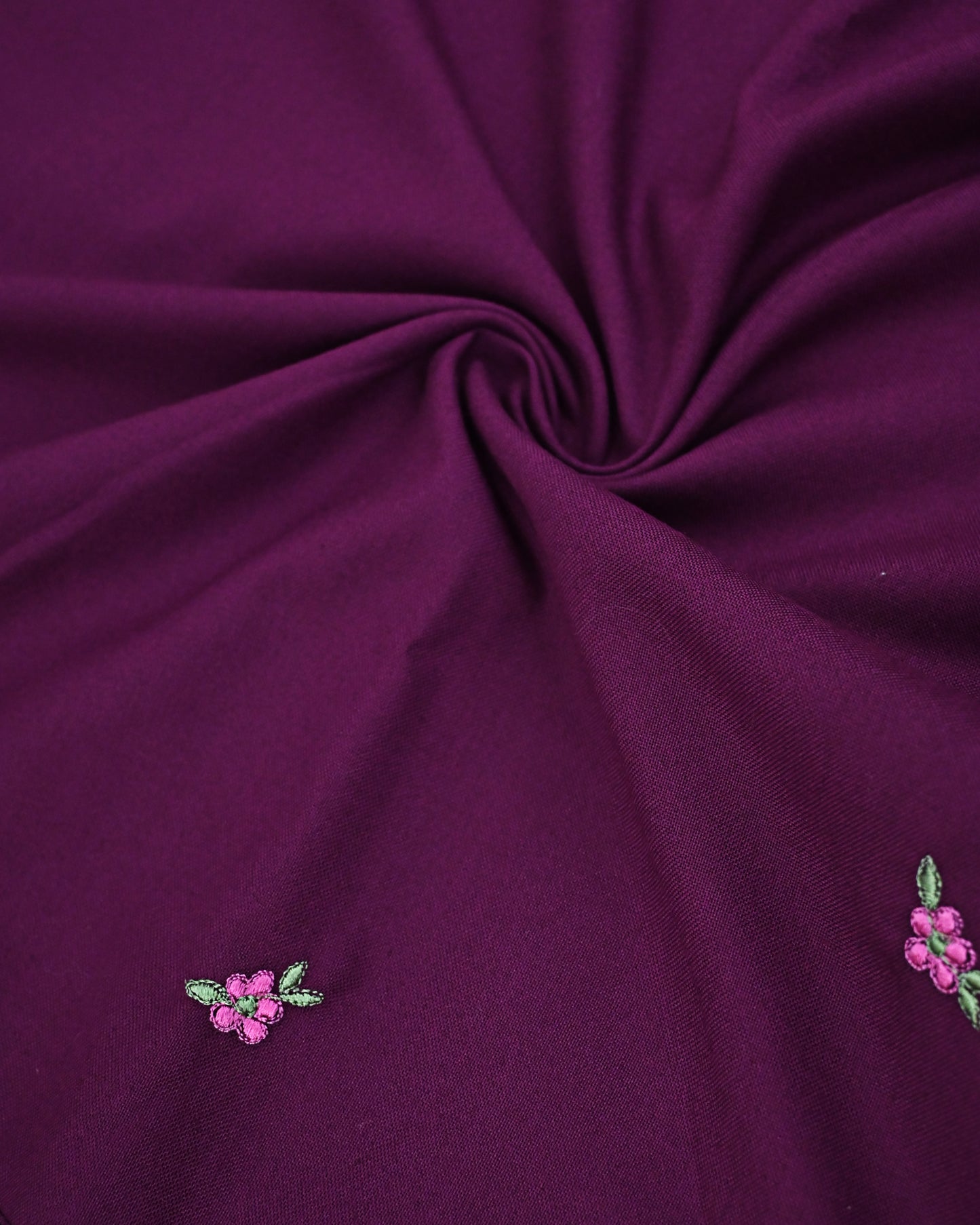 Jamuni Purple Rida With Smart Black Lace Panel & Beautiful Floral Work