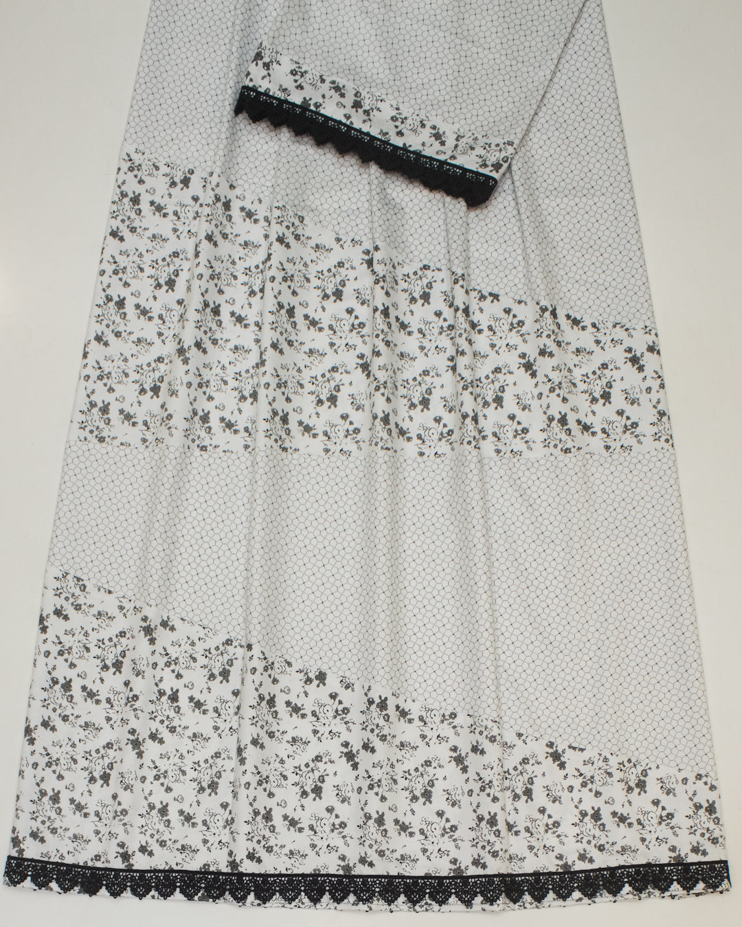 White Base Black Print Rida With Horizontal Pattern & Mix Match Pardi