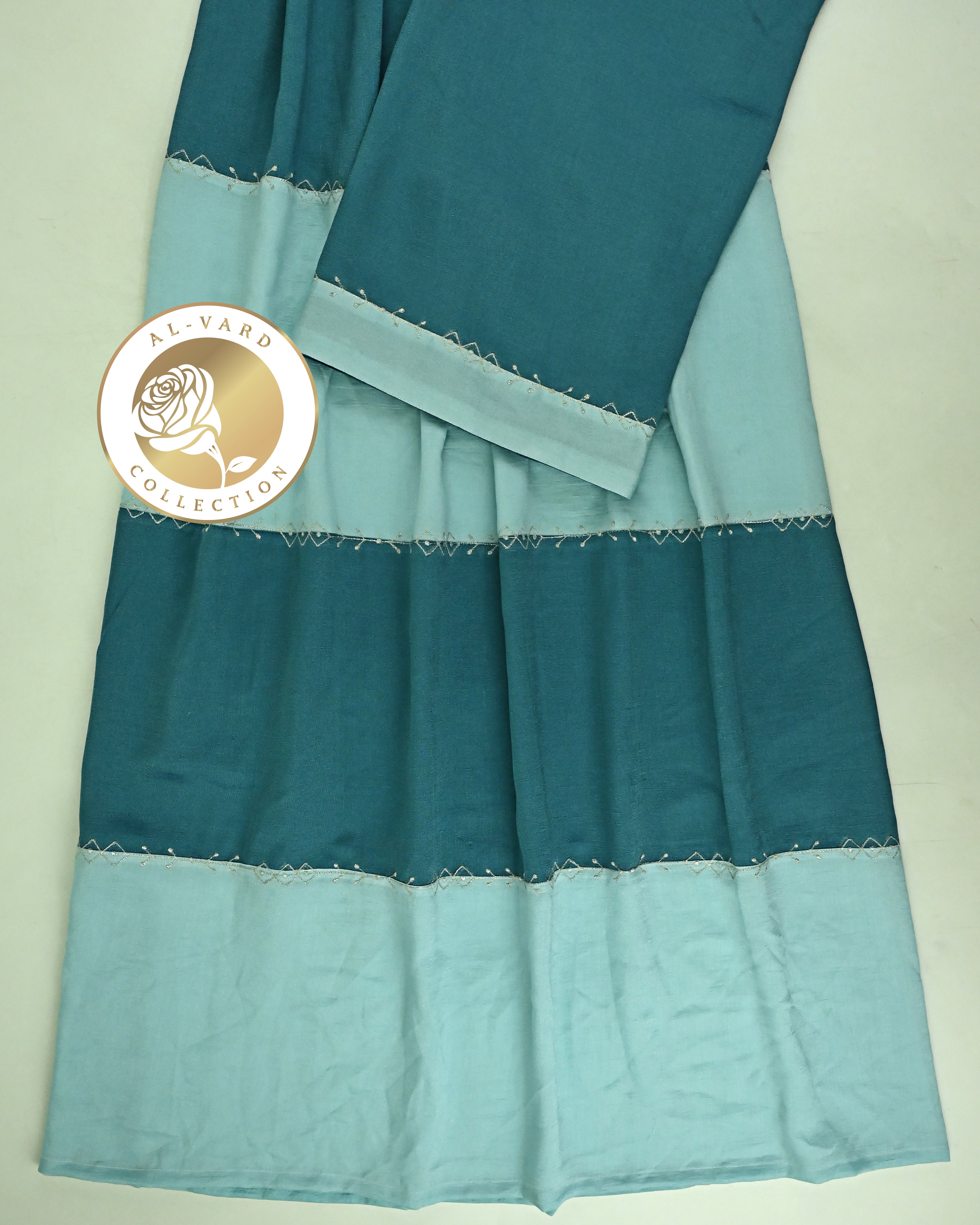 Dark Cyan Seafoam Green 90grm Silk Pattern Rida With Lite Border Work