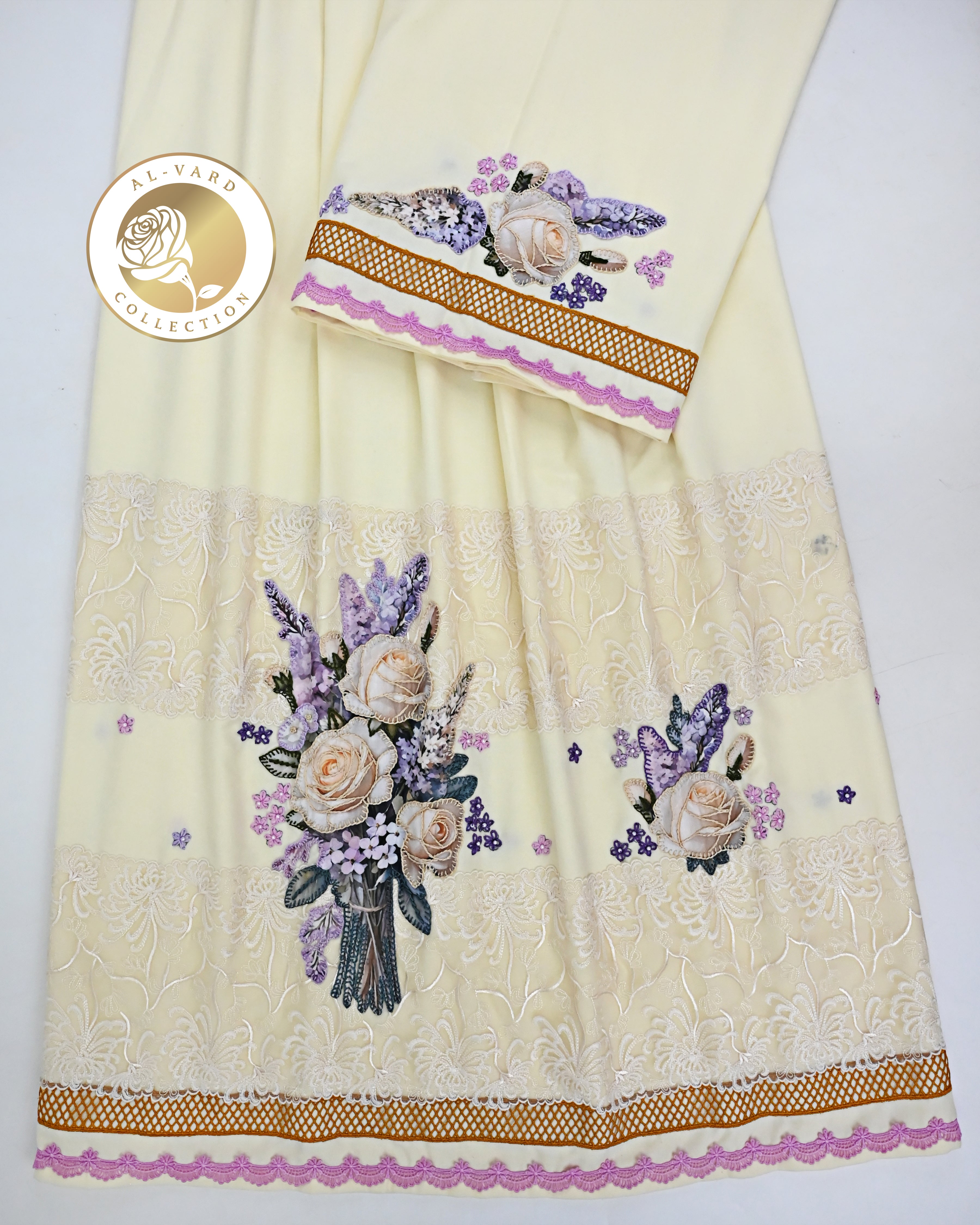 Ivory Rida With Smart Floral Lacing & Floral Applique Bunch on Lace & Pardi