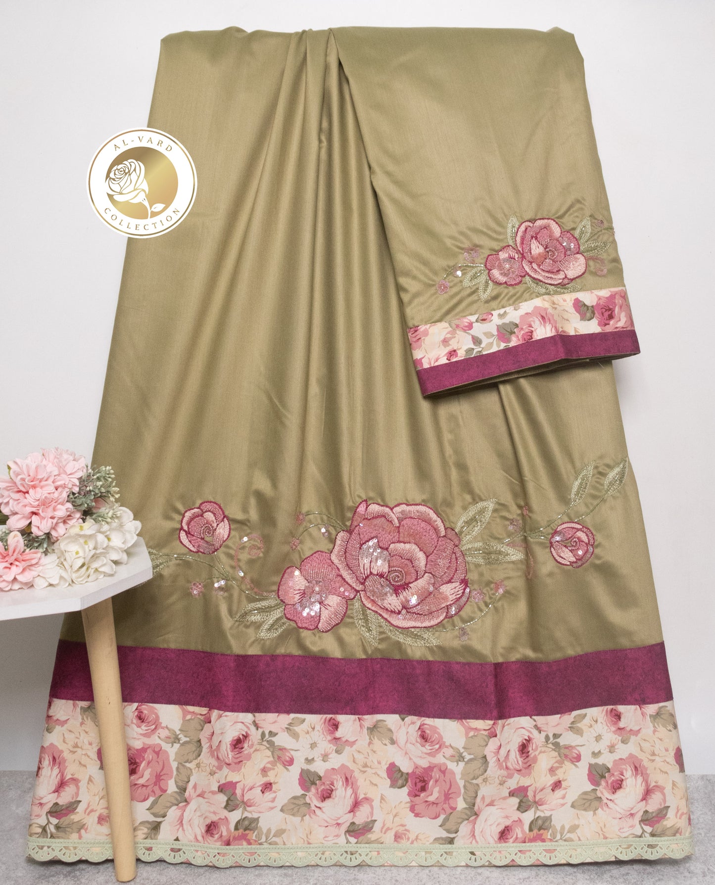 Mehndi Green Rida With Smart Floral Panel & Floral Aari Bunch