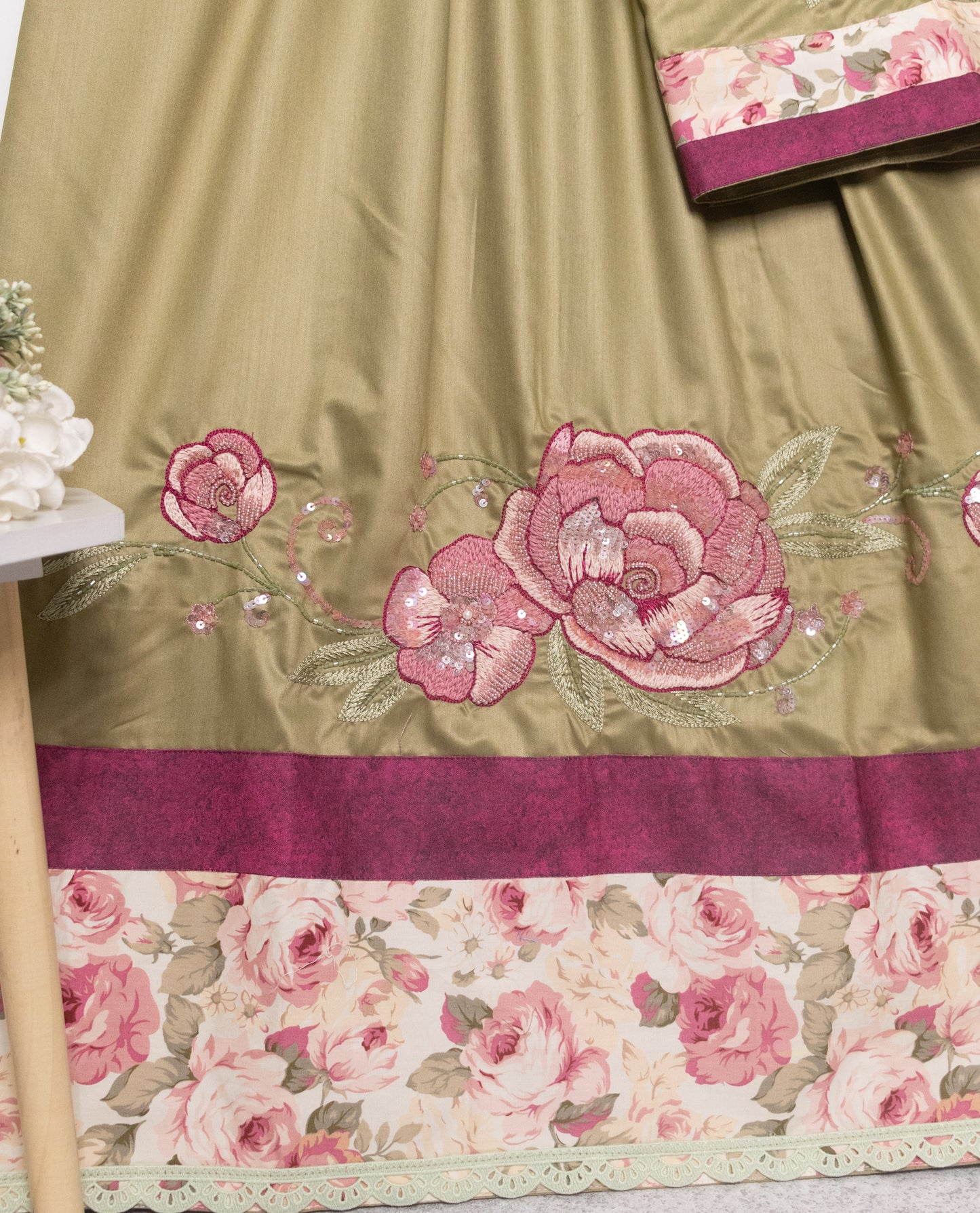 Mehndi Green Rida With Smart Floral Panel & Floral Aari Bunch