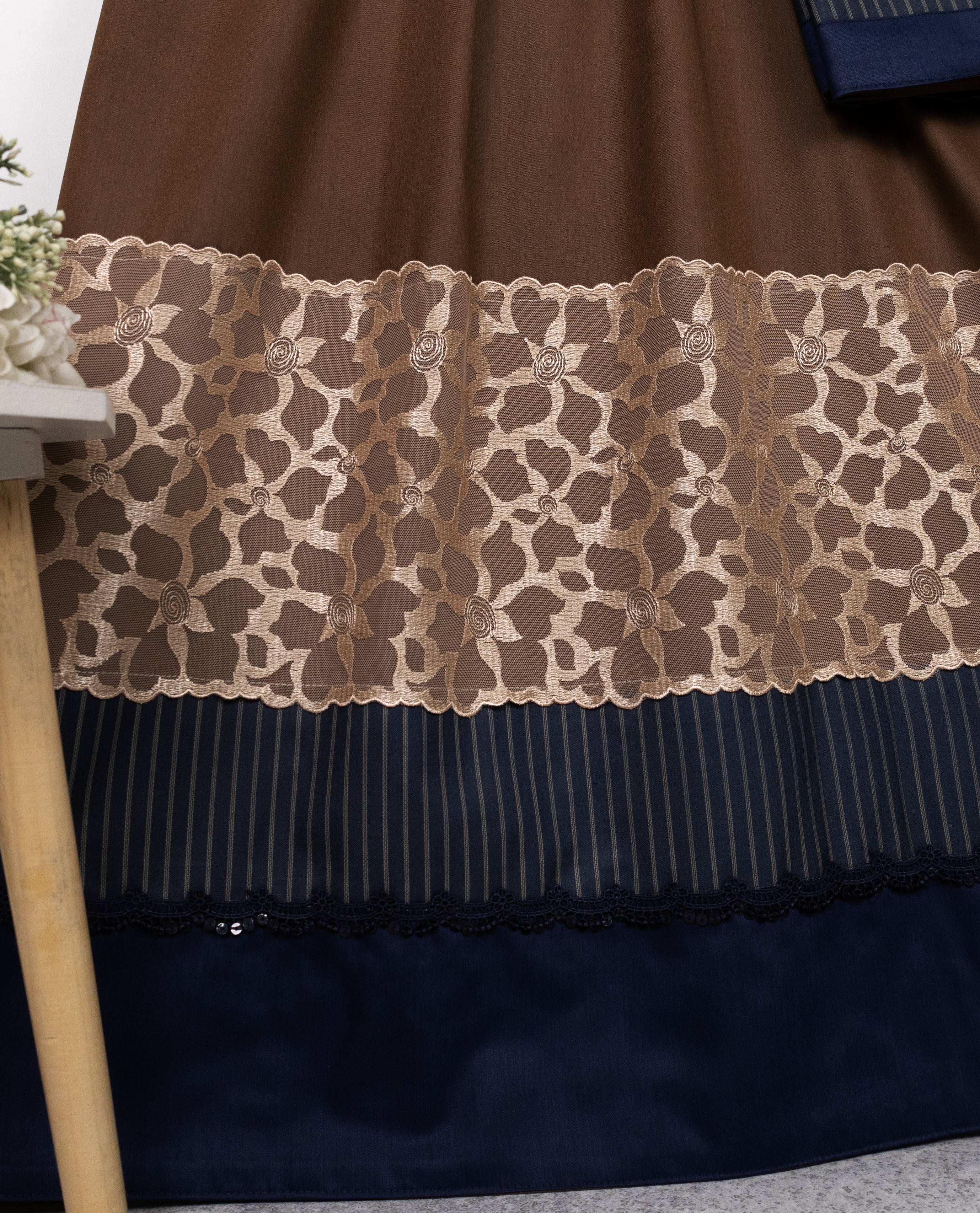 Mahogany Brown Rida With Golden Floral Lace & Smart Dark Panel