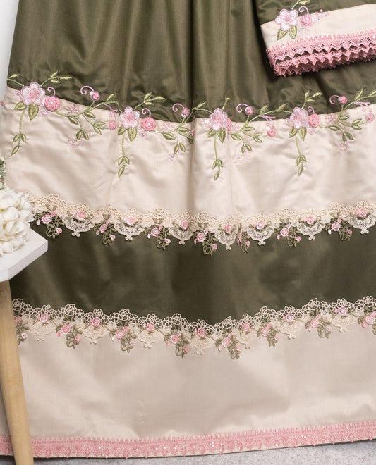 Dark Green Rida With Smart Panel Lace & Floral Aari Work Border