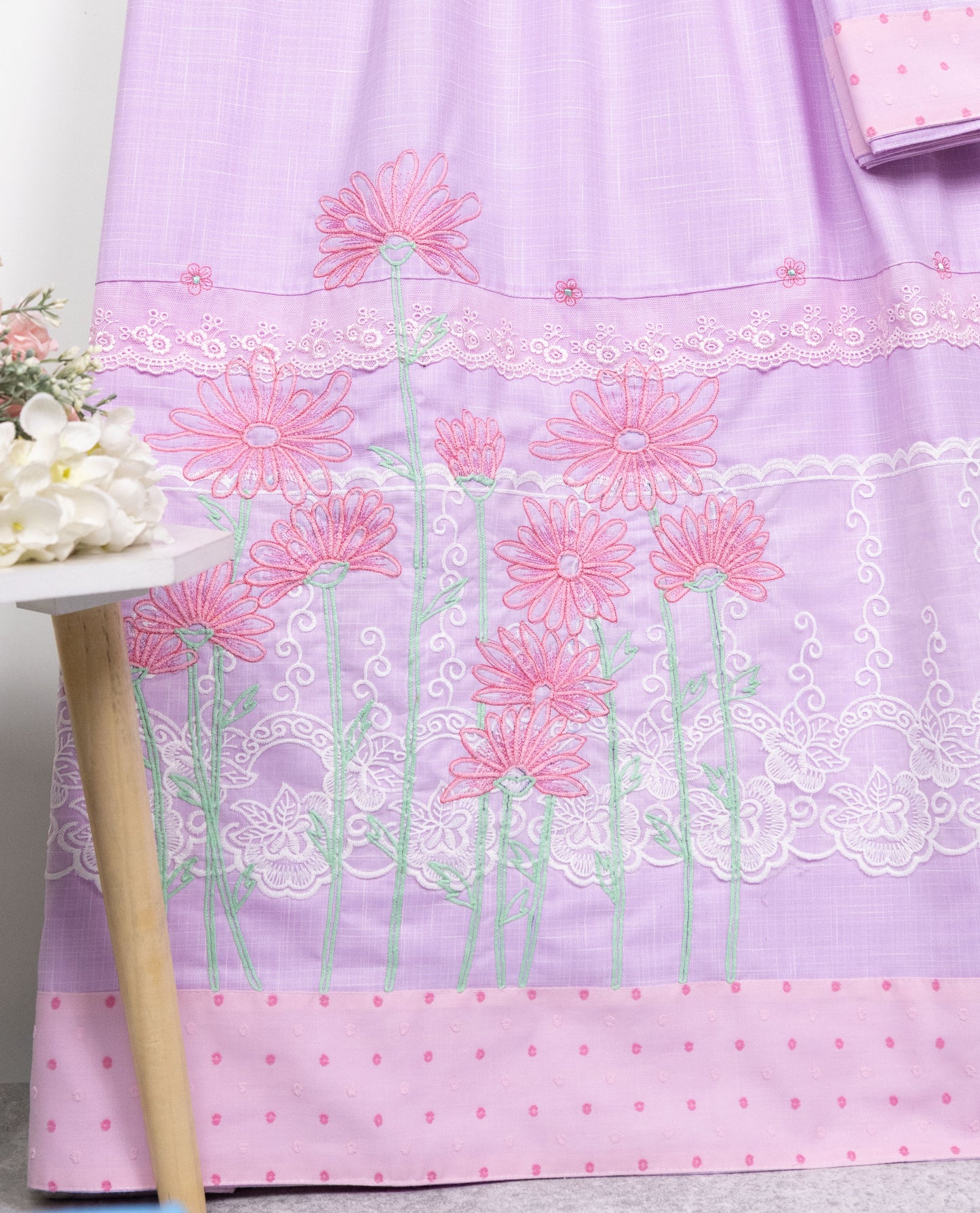 Lilac Rida With Smart Floral Work On Smart Lace & Panel