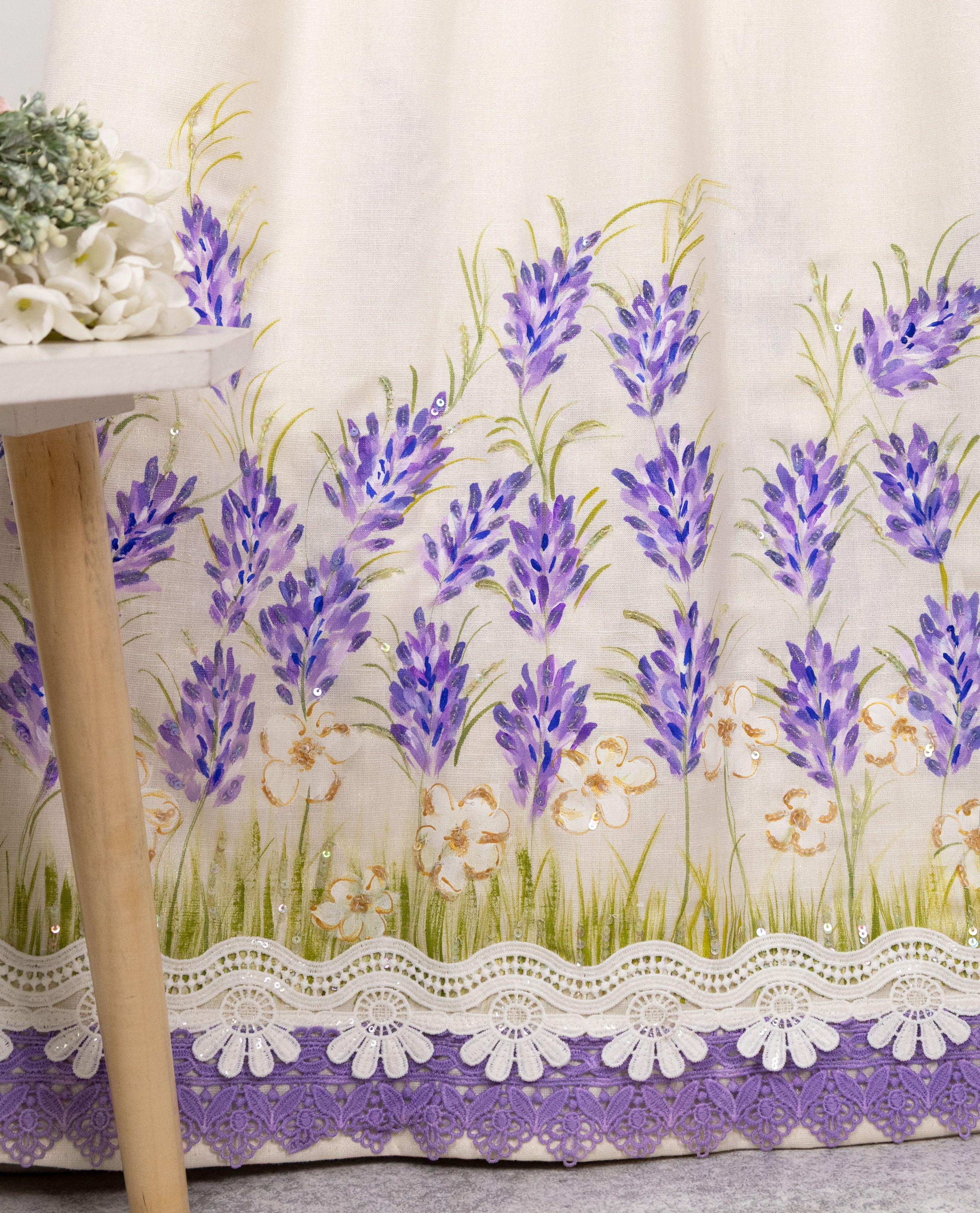 Cream Rida With Smart Floral Hand Painting All Over Tikri & Smart Lace