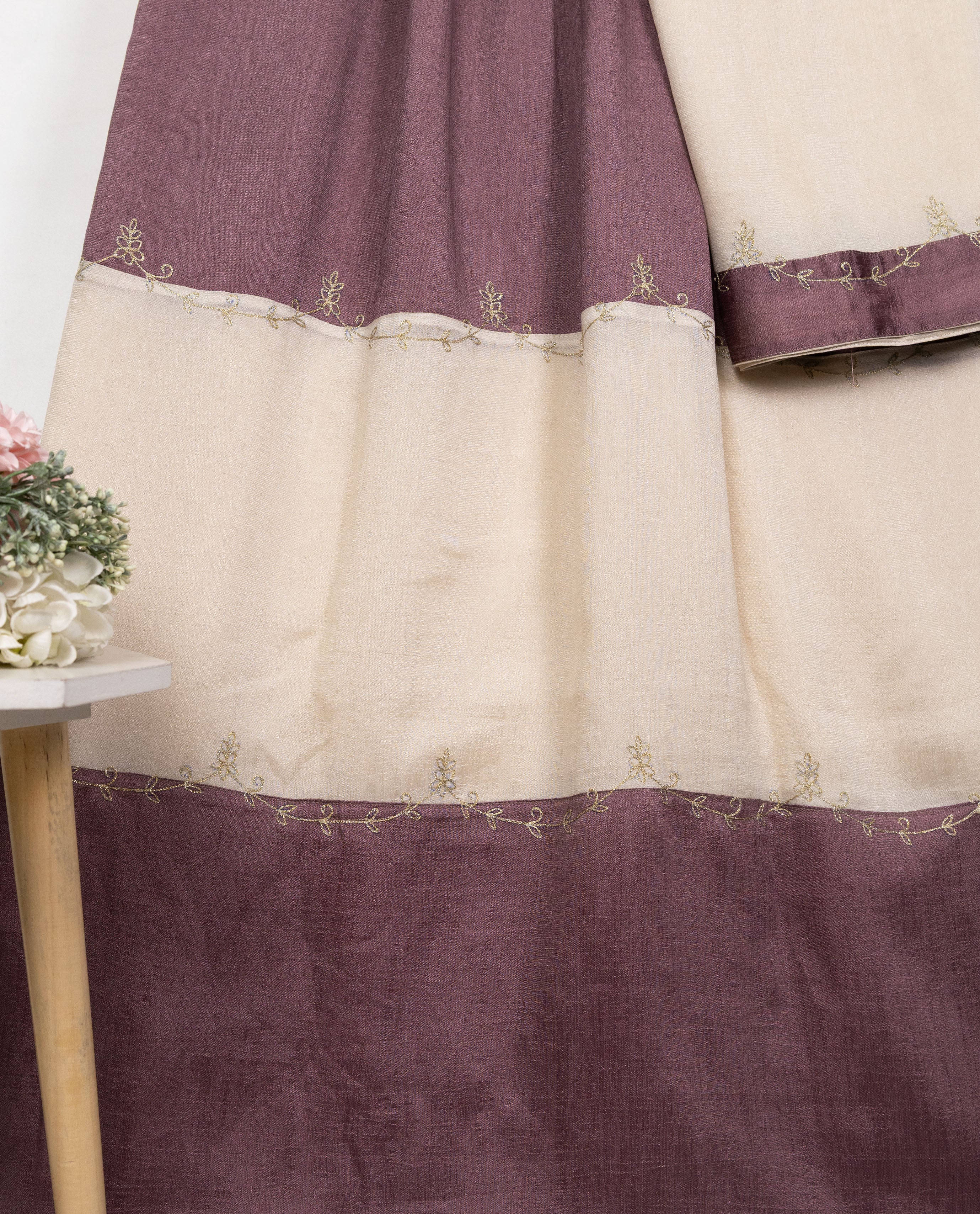 Mauve Ivory 90 Grm Silk Rida With Floral Embroidery Border & Ivory Pardi