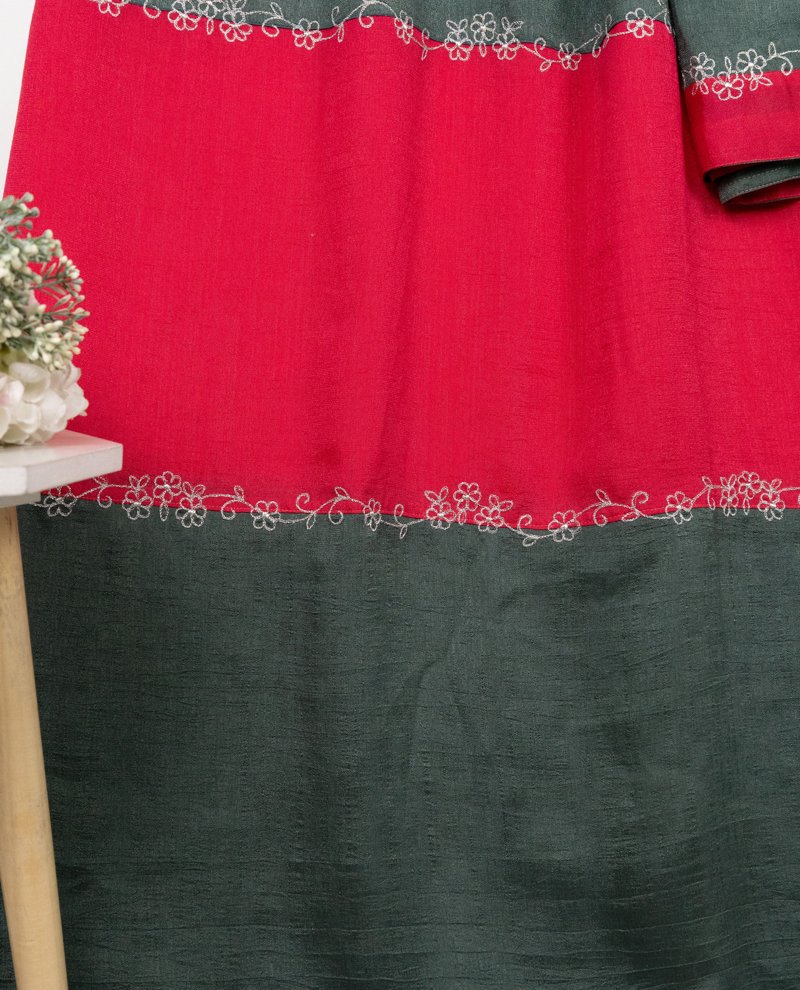 Castleton Green Rassberry 90 grm Silk Rida With Smart Embroidery Borders