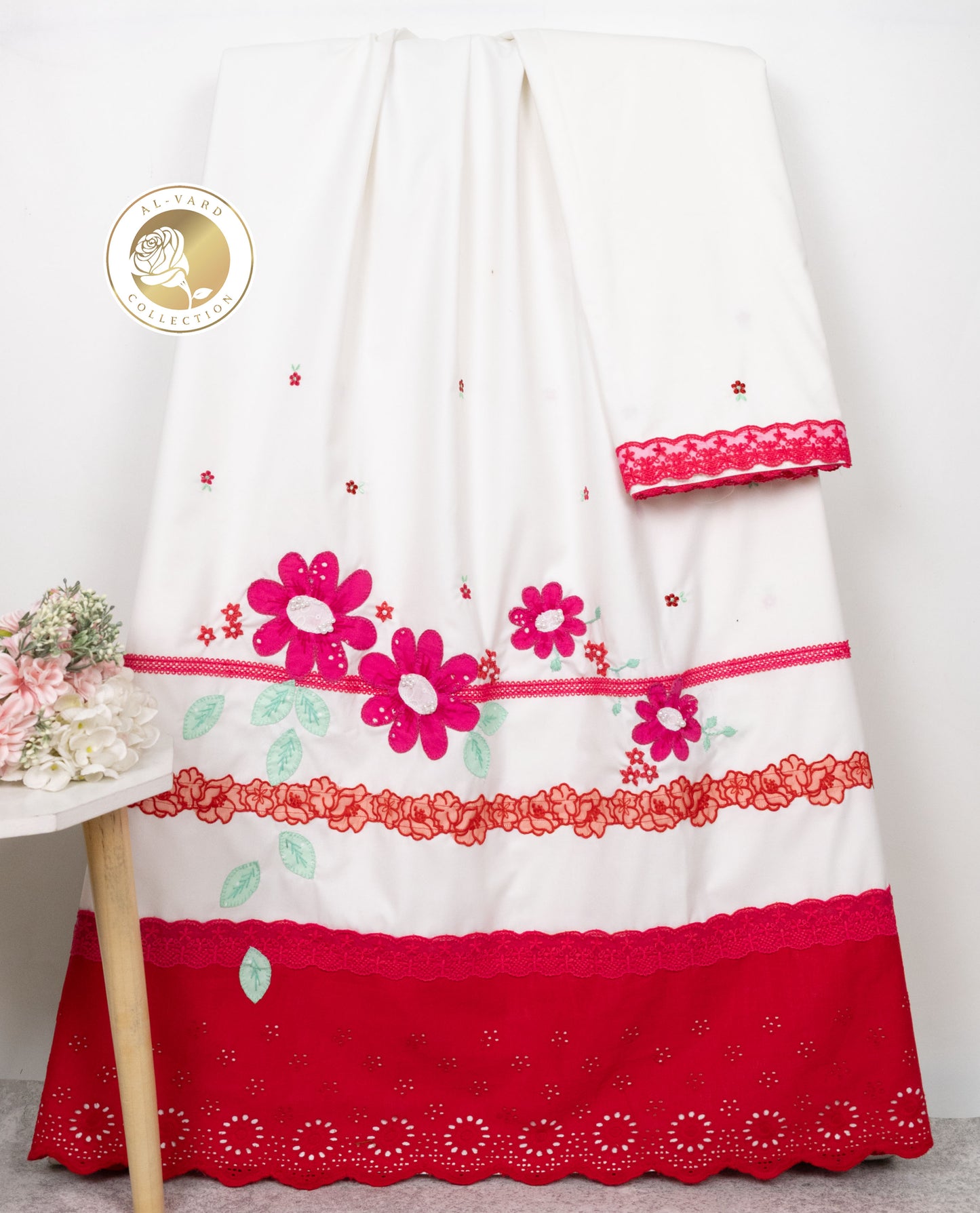 Snow White Rida With Red Hakoba Lace Floral Lace & Floral Leafy Work