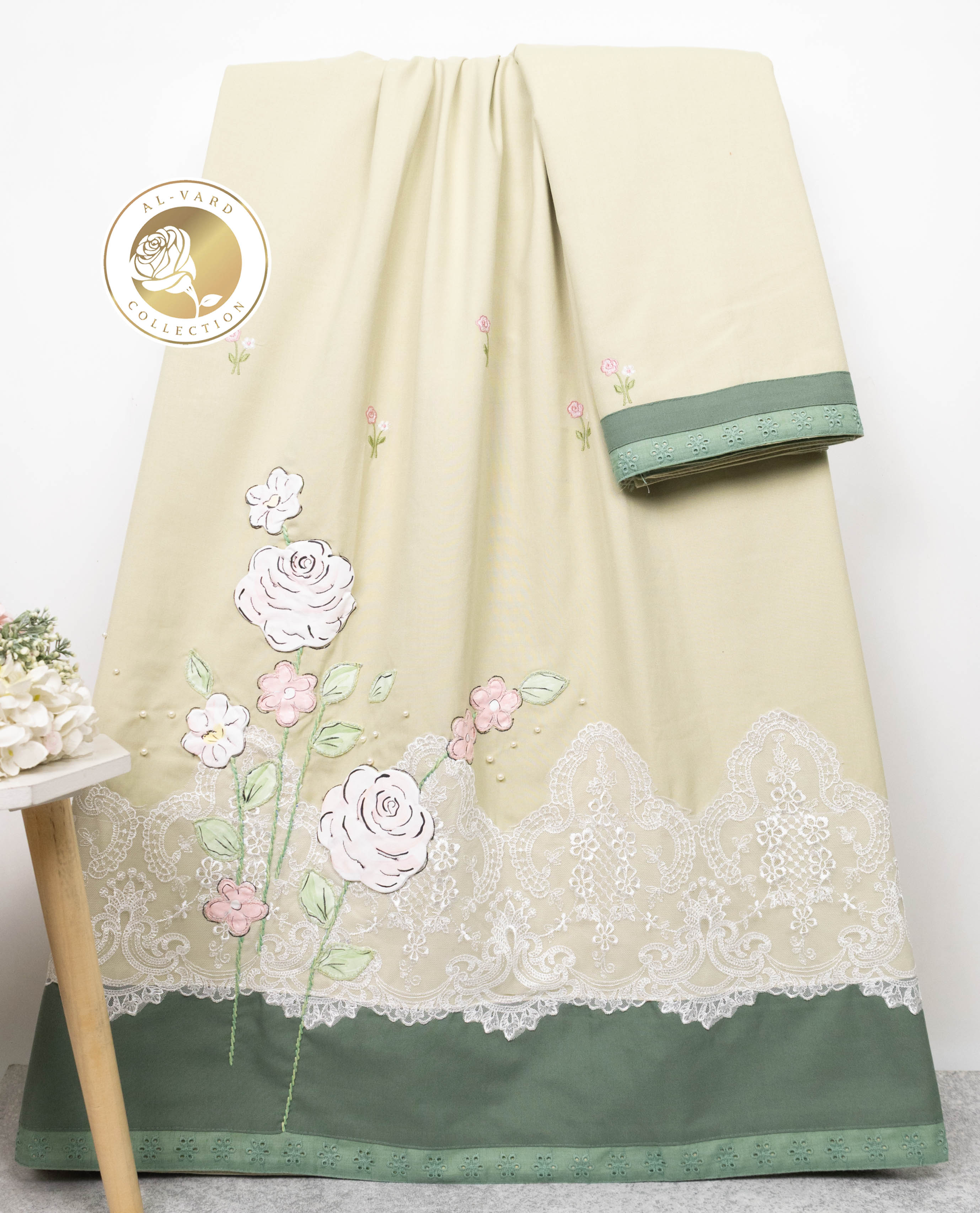 Butter Cream Rida With Smart Lace Dark Panel &  Floral Hand Painted Applique Work-3450/-