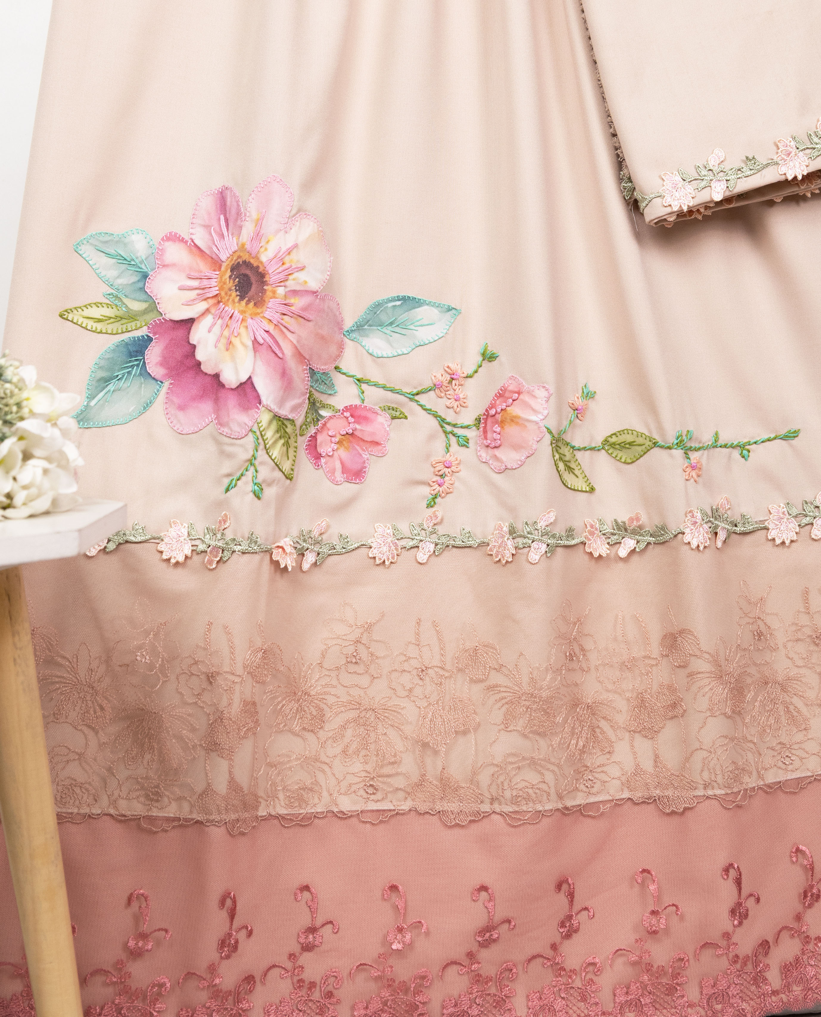 Champagne Color Rida With Smart Floral Lace & Floral Applique Center Bunch