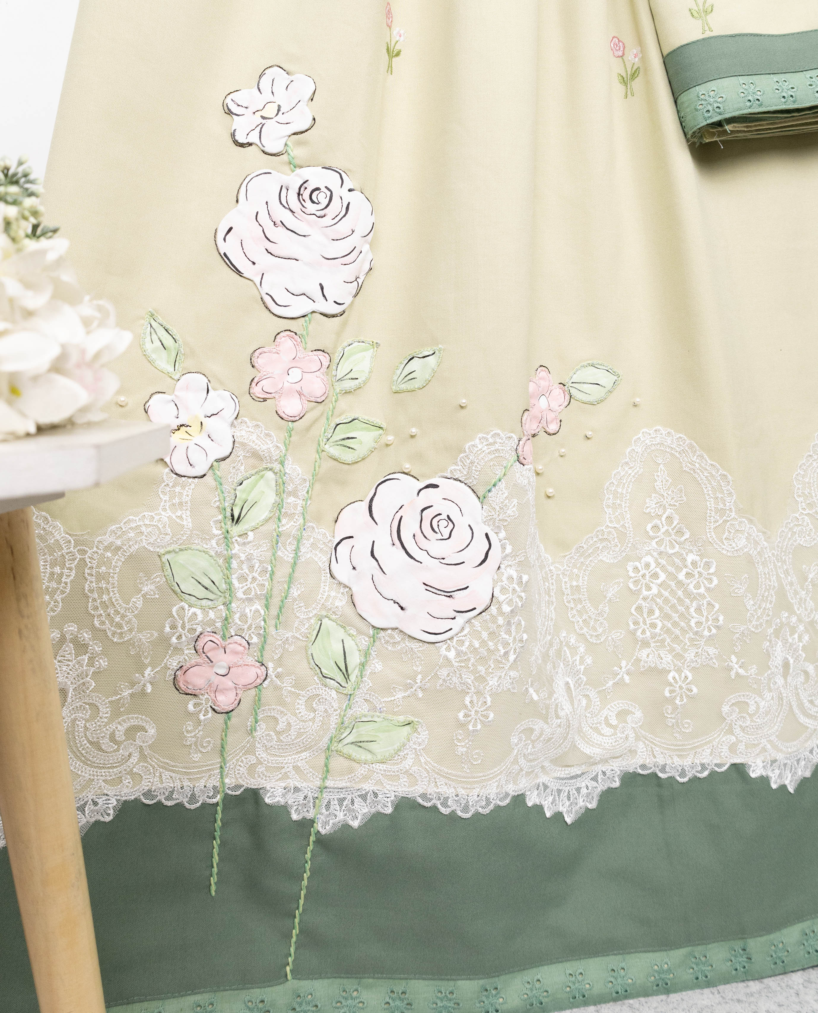 Butter Cream Rida With Smart Lace Dark Panel &  Floral Hand Painted Applique Work-3450/-