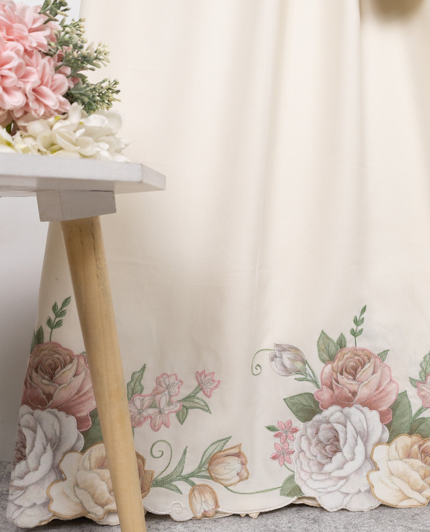 Cream Rida With Smart Floral Applique Flowers & Embroidery Work-