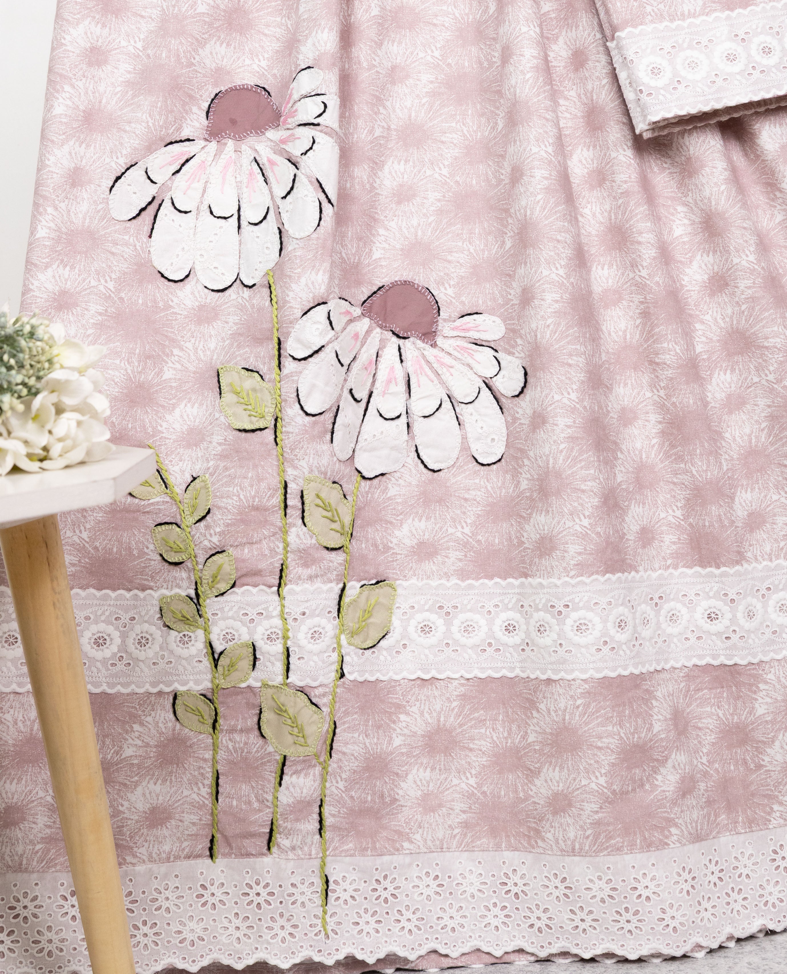 Dusty Pink White Botnical Burst Rida With Smart Lace & Floral 3D Work