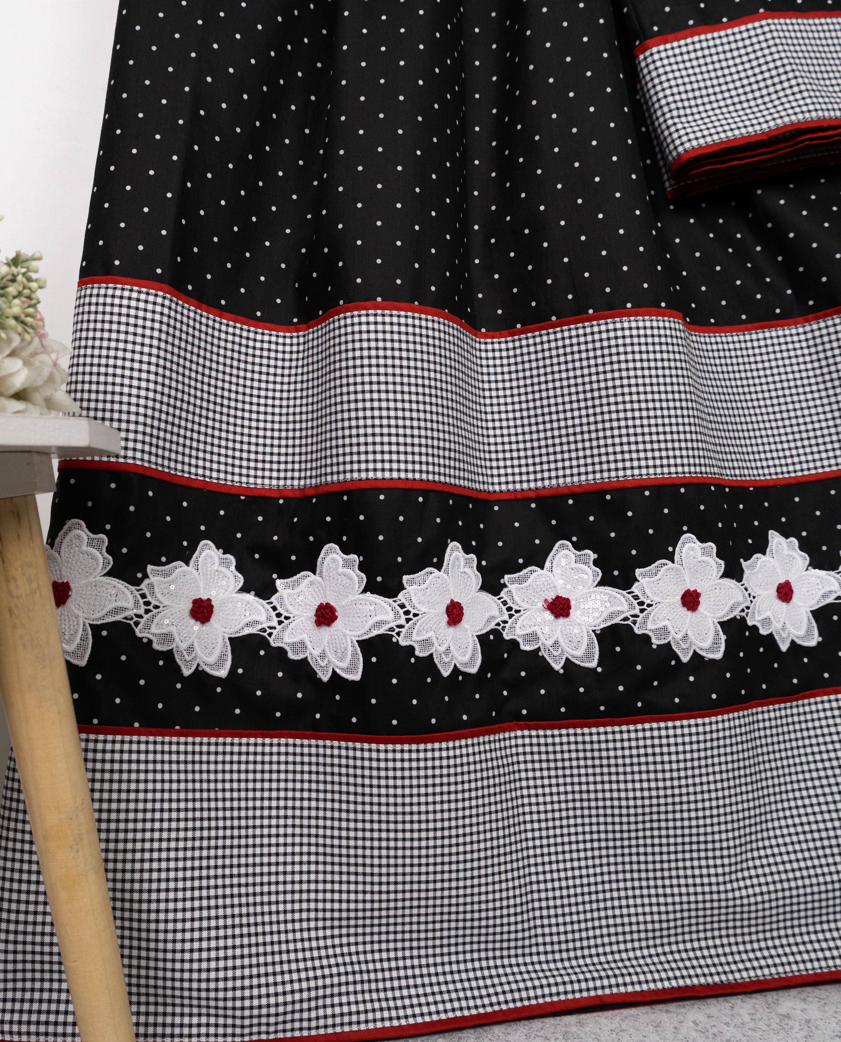 Black Base White Dots Rida With Smart Floral Lace & Smart Mini Checks Panel