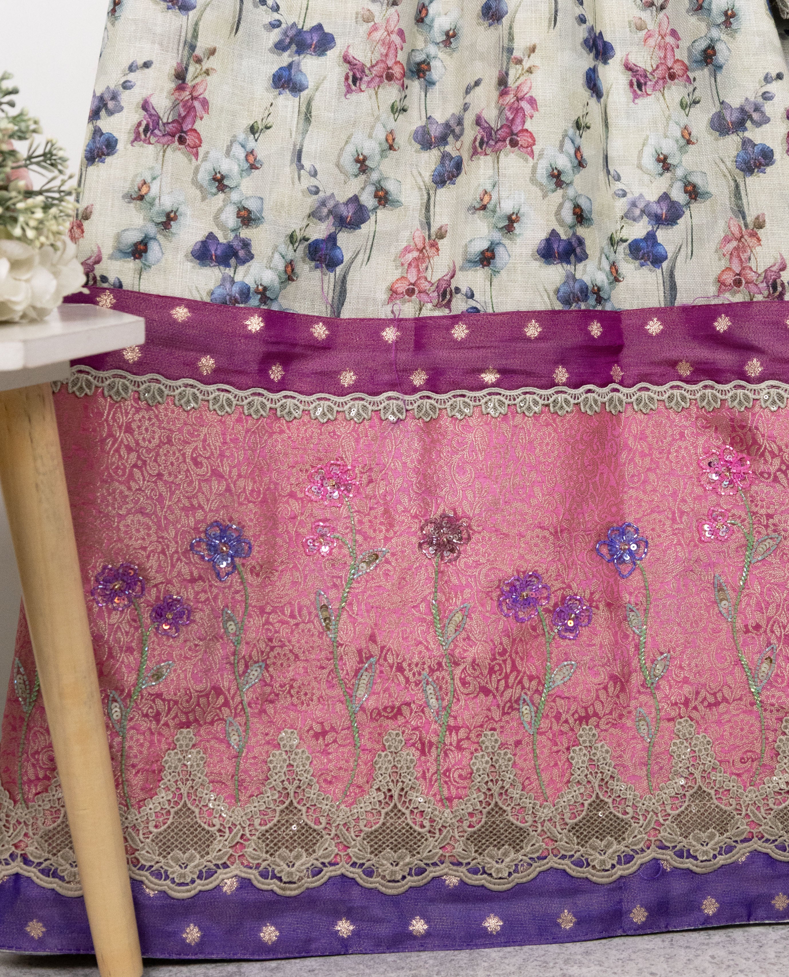 Cream Base Floral Print Rida With Smart Heavy Panel & Floral Aari Work On Panel